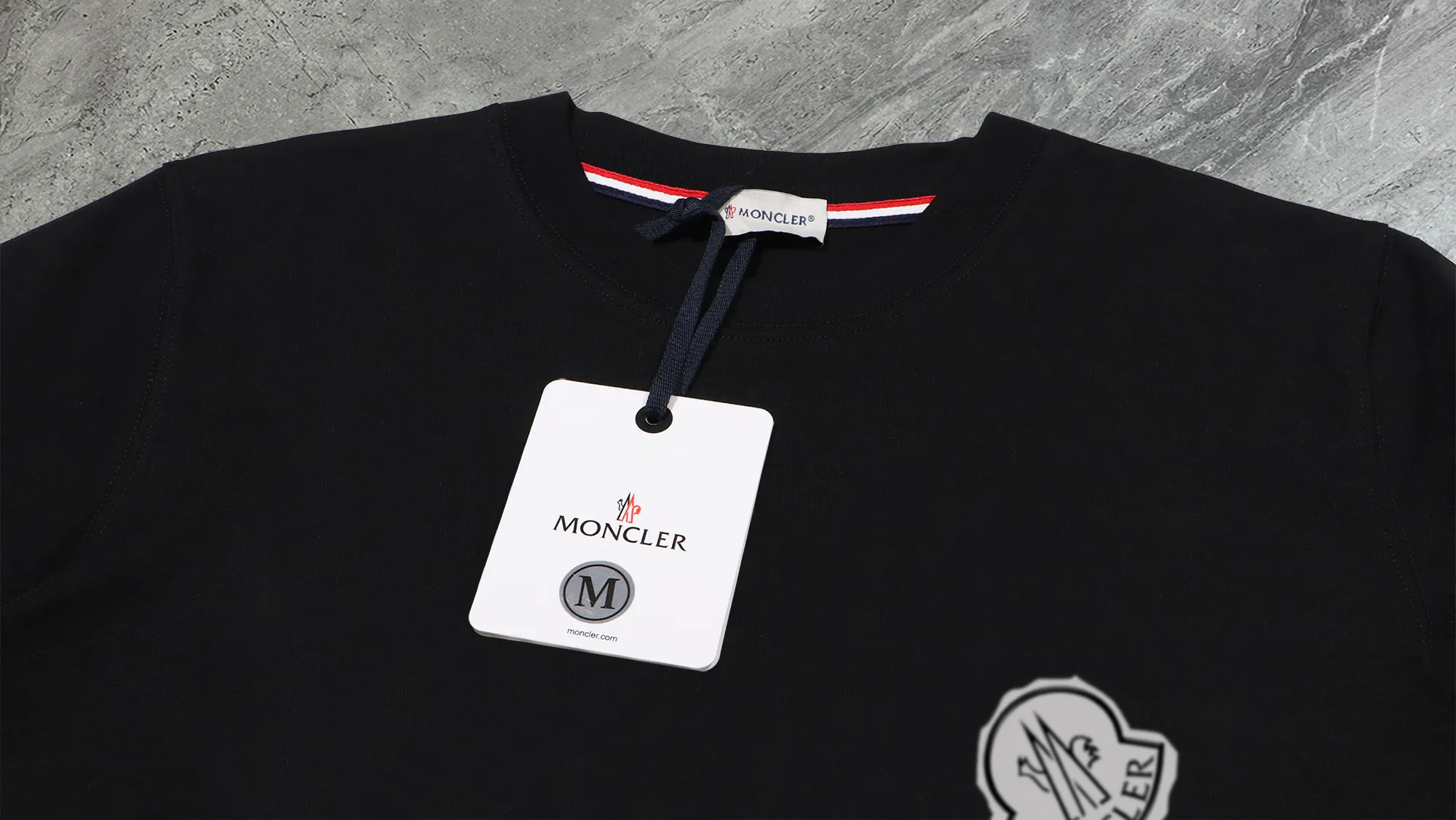P210 High-version sweatshirt) [Long-term stock] 〖𝐌𝐎𝐍𝐂𝐋𝐄𝐑~Mask〗 Made of 440g heavy-weight fabric. It is different from the market currency. It can be matched with any variety and is properly handsome. 😎The whole dress is made of double waistcoats. The double waistcoats make the whole dress more three-dimensional. Not ordinary factories can do such fine work. 2025 Spring runway version of the T stage, on sale at the counter, round neck terry sweatshirt, high-end double-strand pure cotton, custom-made stretch ribs, dyed in the same vat, complete with three standards, matched with exquisite embroidered LOGO on the chest, simple and advanced, same style for men and women. Color: black, apricot, white, size: S M L XL 2XL