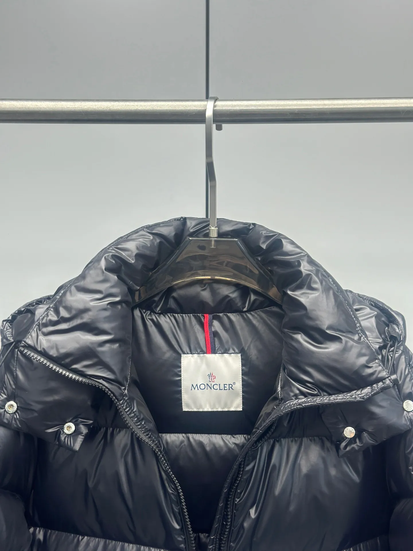 P900 Moncler Autumn and winter Meillon mid-length women's detachable hooded down jacket has a classic style design. The overall length is at the knee. It is a mid-length design. Compared with the longer Cavettaz style, it has greater height limitations. The inner waist design has a waist adjustment design to slim the waist proportion. The hardware is all new elements and designed to open the mold. Color matching in the white hood is very high-end. Black with the same color matching. Simple and handsome. Color: white black Size: 0-1-2-3