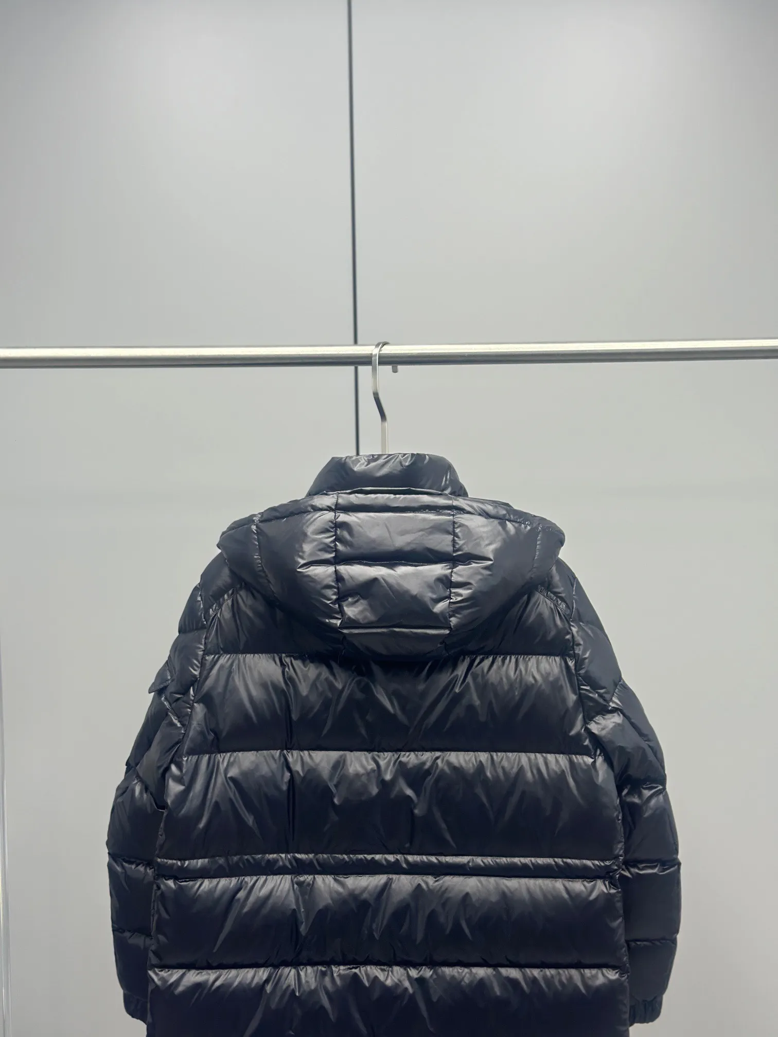 P900 Moncler Autumn and winter Meillon mid-length women's detachable hooded down jacket has a classic style design. The overall length is at the knee. It is a mid-length design. Compared with the longer Cavettaz style, it has greater height limitations. The inner waist design has a waist adjustment design to slim the waist proportion. The hardware is all new elements and designed to open the mold. Color matching in the white hood is very high-end. Black with the same color matching. Simple and handsome. Color: white black Size: 0-1-2-3