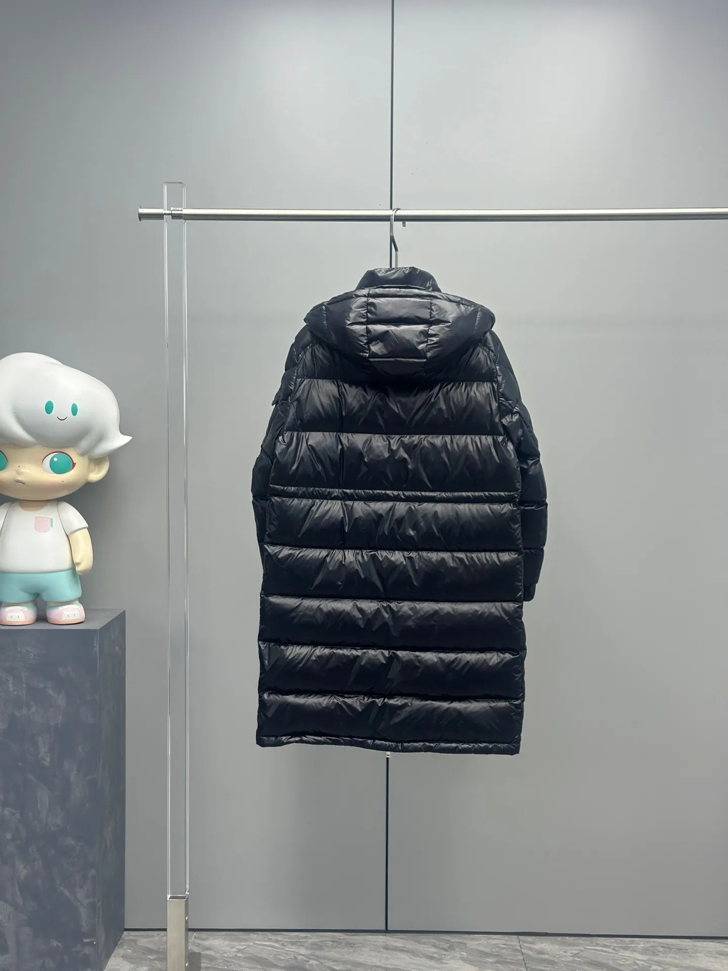 P900 Moncler Autumn and winter Meillon mid-length women's detachable hooded down jacket has a classic style design. The overall length is at the knee. It is a mid-length design. Compared with the longer Cavettaz style, it has greater height limitations. The inner waist design has a waist adjustment design to slim the waist proportion. The hardware is all new elements and designed to open the mold. Color matching in the white hood is very high-end. Black with the same color matching. Simple and handsome. Color: white black Size: 0-1-2-3