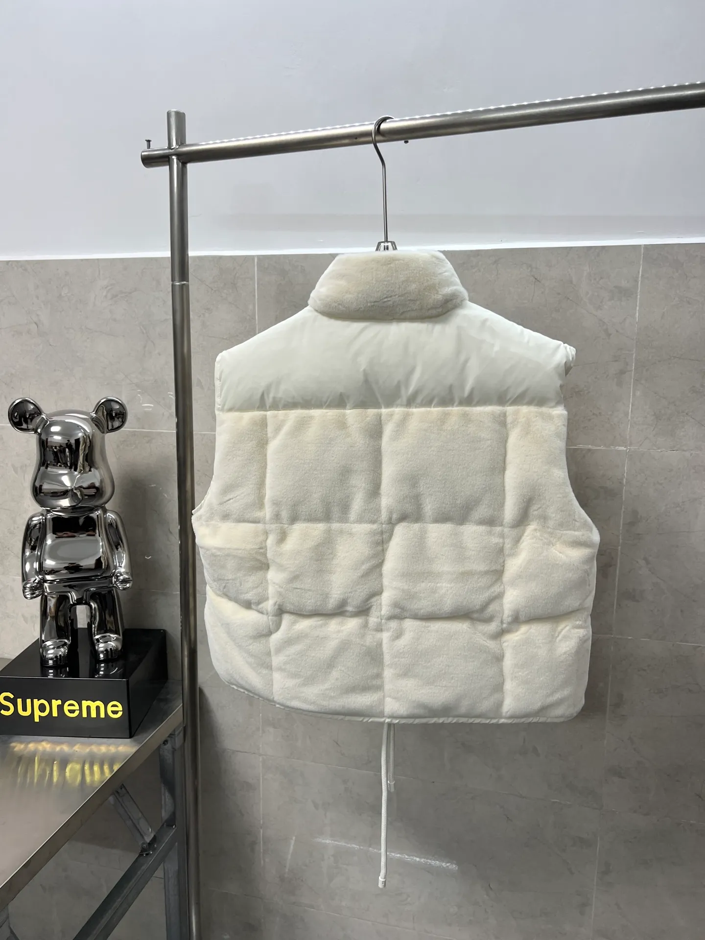 P700 Moncler Arques women's down vest The Arques down vest is made of soft teddy fabric. Polyester lining. Nylon collar. Back yoke and hem are filled with down. Zippered patch pockets. Drawstring hem. Absolutely high quality. Filled with feathers and fluffy. Super heavy-duty fabric. Double-layer anti-velvet liner design. Super windproof. It will be very warm in winter. No problem in wearing it at minus ten degrees. Color: White Pink Size: 1234