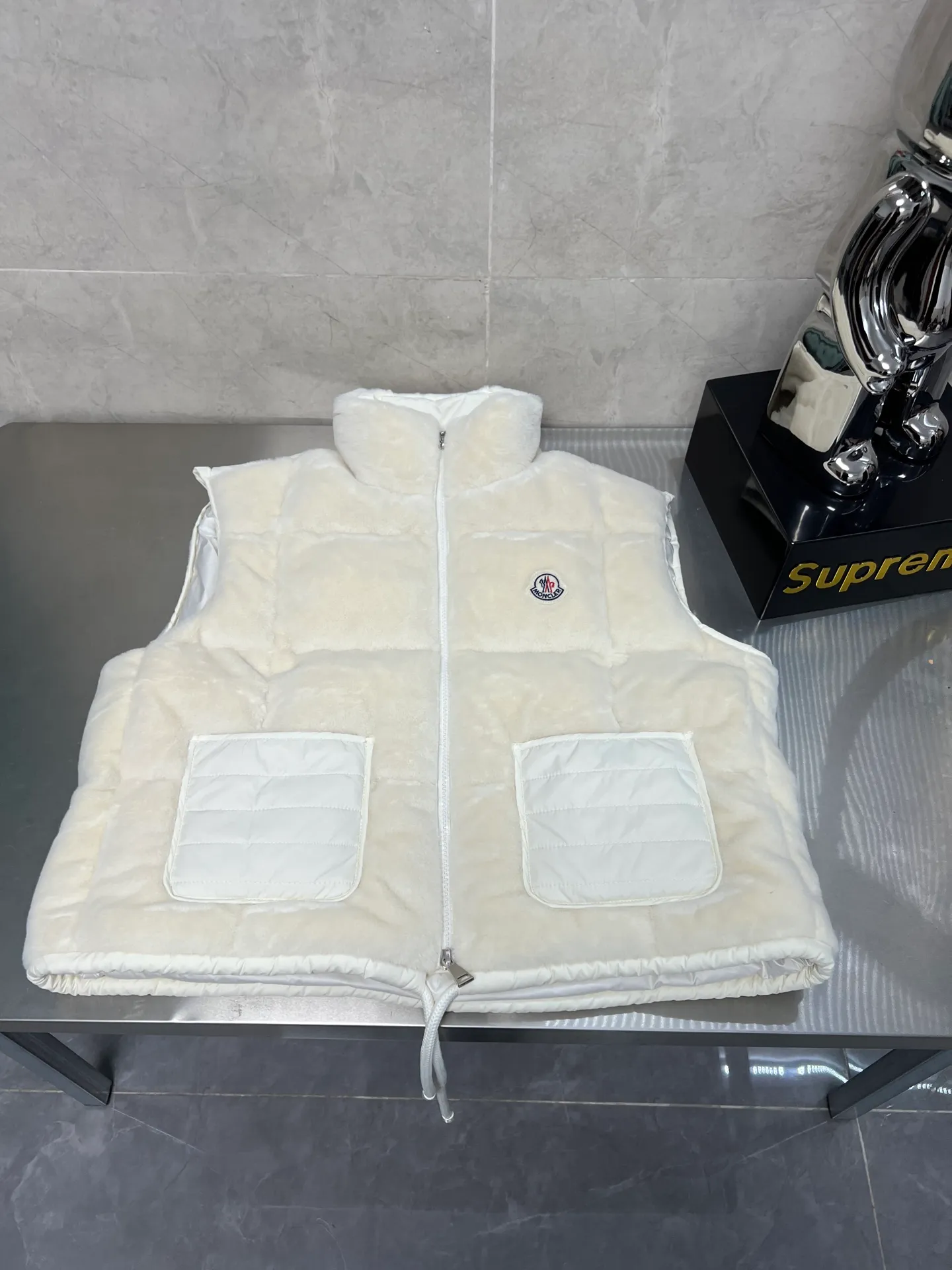 P700 Moncler Arques women's down vest The Arques down vest is made of soft teddy fabric. Polyester lining. Nylon collar. Back yoke and hem are filled with down. Zippered patch pockets. Drawstring hem. Absolutely high quality. Filled with feathers and fluffy. Super heavy-duty fabric. Double-layer anti-velvet liner design. Super windproof. It will be very warm in winter. No problem in wearing it at minus ten degrees. Color: White Pink Size: 1234