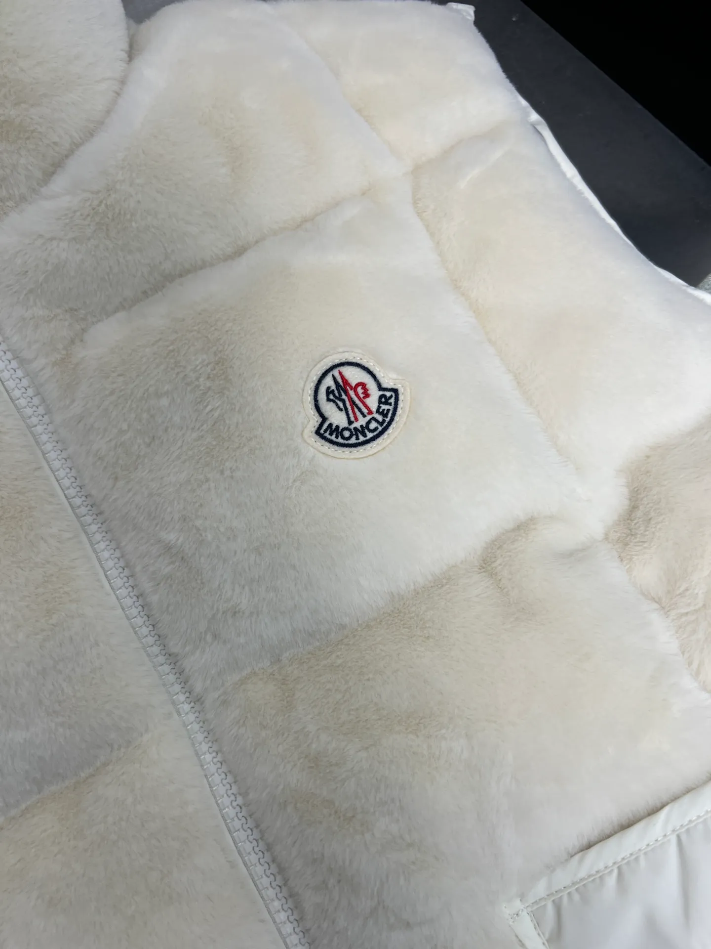 P700 Moncler Arques women's down vest The Arques down vest is made of soft teddy fabric. Polyester lining. Nylon collar. Back yoke and hem are filled with down. Zippered patch pockets. Drawstring hem. Absolutely high quality. Filled with feathers and fluffy. Super heavy-duty fabric. Double-layer anti-velvet liner design. Super windproof. It will be very warm in winter. No problem in wearing it at minus ten degrees. Color: White Pink Size: 1234