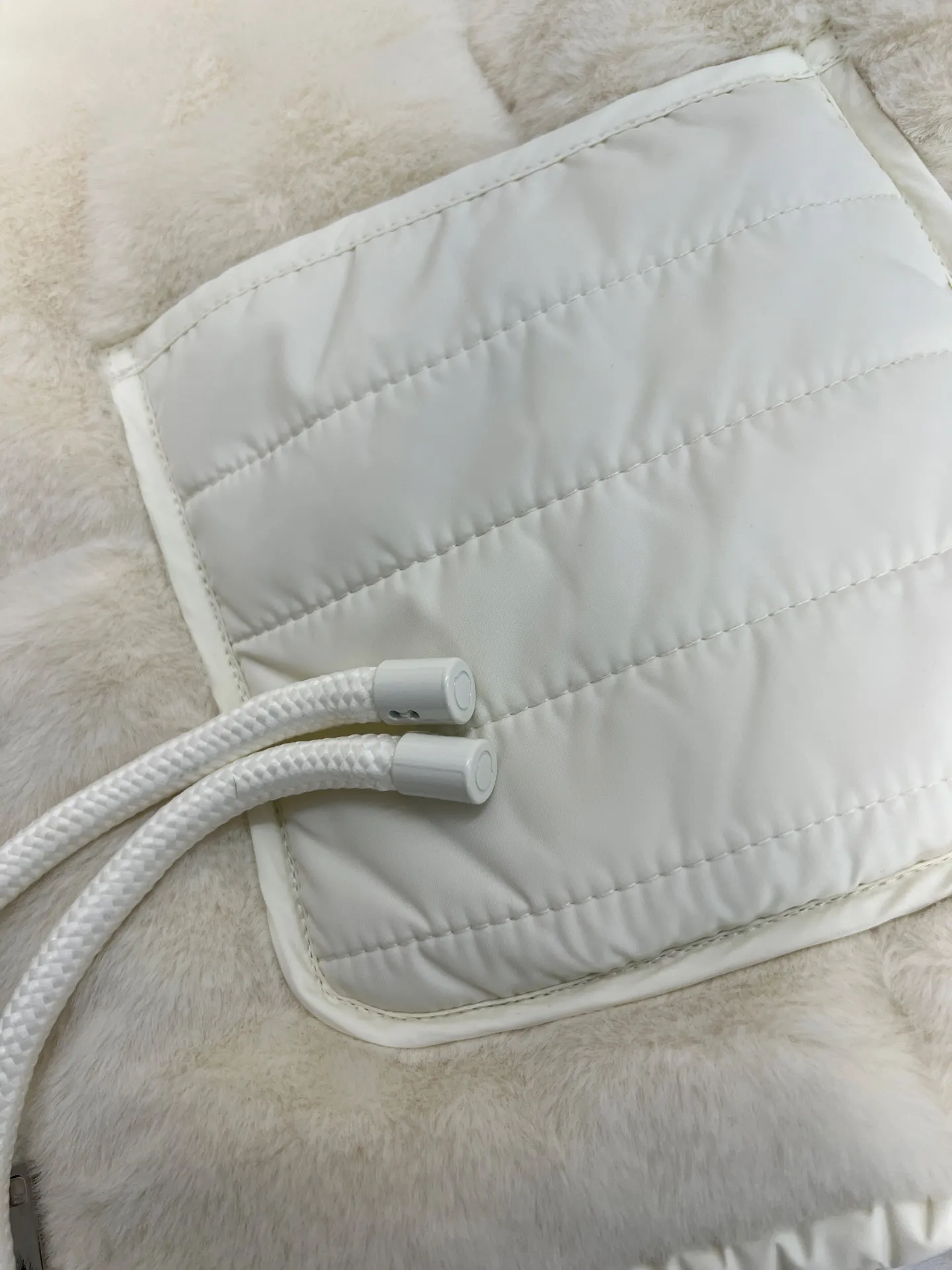 P700 Moncler Arques women's down vest The Arques down vest is made of soft teddy fabric. Polyester lining. Nylon collar. Back yoke and hem are filled with down. Zippered patch pockets. Drawstring hem. Absolutely high quality. Filled with feathers and fluffy. Super heavy-duty fabric. Double-layer anti-velvet liner design. Super windproof. It will be very warm in winter. No problem in wearing it at minus ten degrees. Color: White Pink Size: 1234