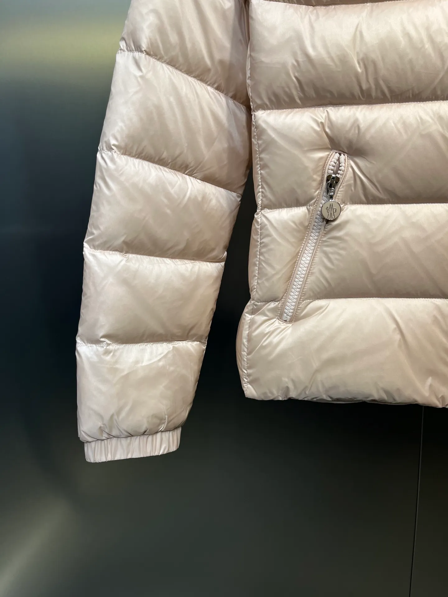 P980 moncler 🌟 2025 autumn and winter new down jacket. Original customized hardware accessories are all imported and original customization. Welcome to compare. Absolutely high quality. Made of top 90 white duck down. Super soft. Filled with fluffy and full feathers. Super heavy work. Fabric workmanship and perfect pattern. Pay attention to the fabric. Super comfortable. Exclusive model. Non-market goods. Same sizes for men and women.  size: 1234