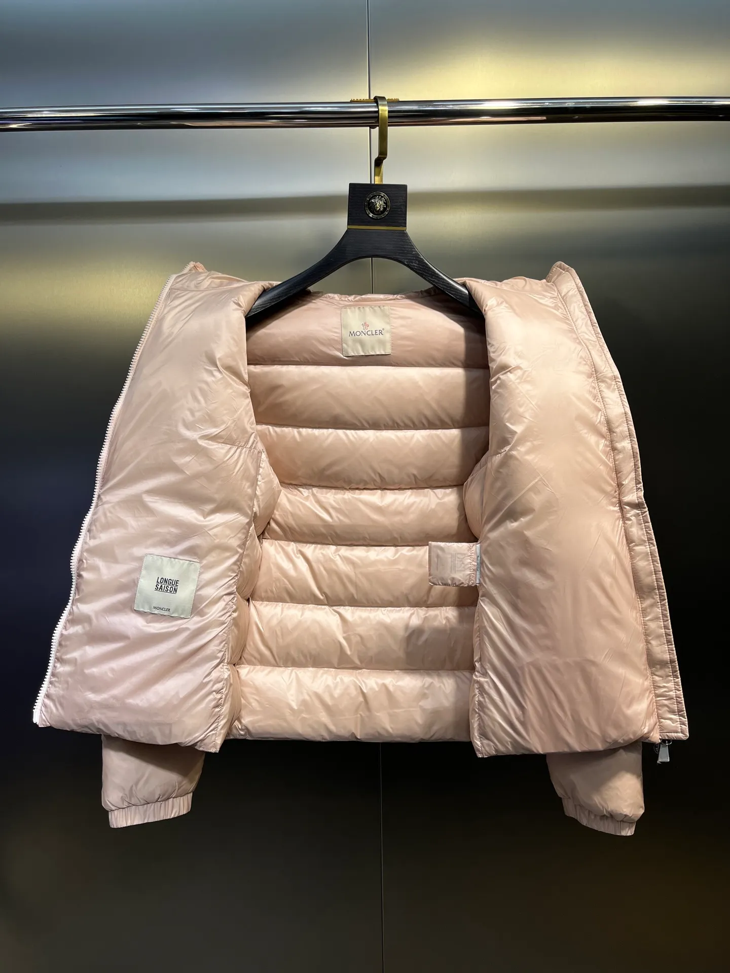 P980 moncler 🌟 2025 autumn and winter new down jacket. Original customized hardware accessories are all imported and original customization. Welcome to compare. Absolutely high quality. Made of top 90 white duck down. Super soft. Filled with fluffy and full feathers. Super heavy work. Fabric workmanship and perfect pattern. Pay attention to the fabric. Super comfortable. Exclusive model. Non-market goods. Same sizes for men and women.  size: 1234