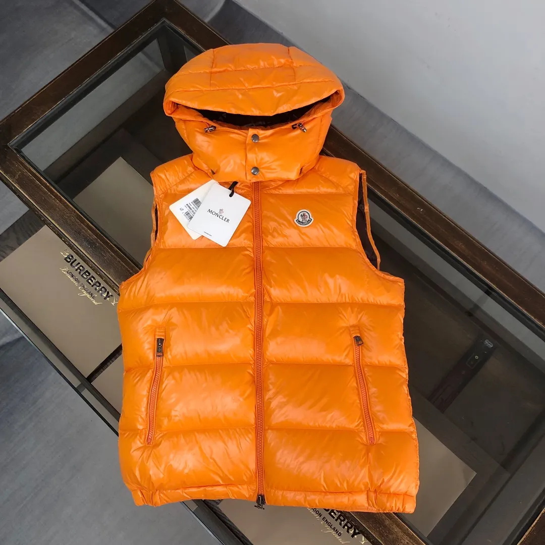 P680 MONCLER Latest Color Couple Style High Version Hooded Down Vest] Super popular item, made in a personalized street punk style, couple style high specification down vest jacket🔥 The hottest style at the moment🔥 Made of M's signature matte technical waterproof fabric, the fabric feels smooth and very textured, and is equipped with classic rectangular quilting to ensure the even distribution of down inside, bringing the ultimate warm and comfortable wearing experience, and it is also very fashionable and stylish! It is filled with imported European standard 90% velvet, which can effectively lock in and collect heat. You can feel its plump state by looking at the actual pictures. It is quite light on the upper body and does not feel bloated at all! The quality is definitely at the same level as the same counter. Friends who have ultra-high standards and pursuit of quality are recommended to buy it now👇 Color: Orange, Maroon, Green, Black Size: 1 2 3 4 5