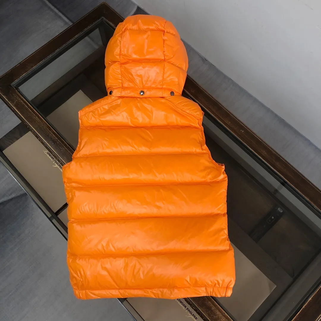 P680 MONCLER Latest Color Couple Style High Version Hooded Down Vest] Super popular item, made in a personalized street punk style, couple style high specification down vest jacket🔥 The hottest style at the moment🔥 Made of M's signature matte technical waterproof fabric, the fabric feels smooth and very textured, and is equipped with classic rectangular quilting to ensure the even distribution of down inside, bringing the ultimate warm and comfortable wearing experience, and it is also very fashionable and stylish! It is filled with imported European standard 90% velvet, which can effectively lock in and collect heat. You can feel its plump state by looking at the actual pictures. It is quite light on the upper body and does not feel bloated at all! The quality is definitely at the same level as the same counter. Friends who have ultra-high standards and pursuit of quality are recommended to buy it now👇 Color: Orange, Maroon, Green, Black Size: 1 2 3 4 5
