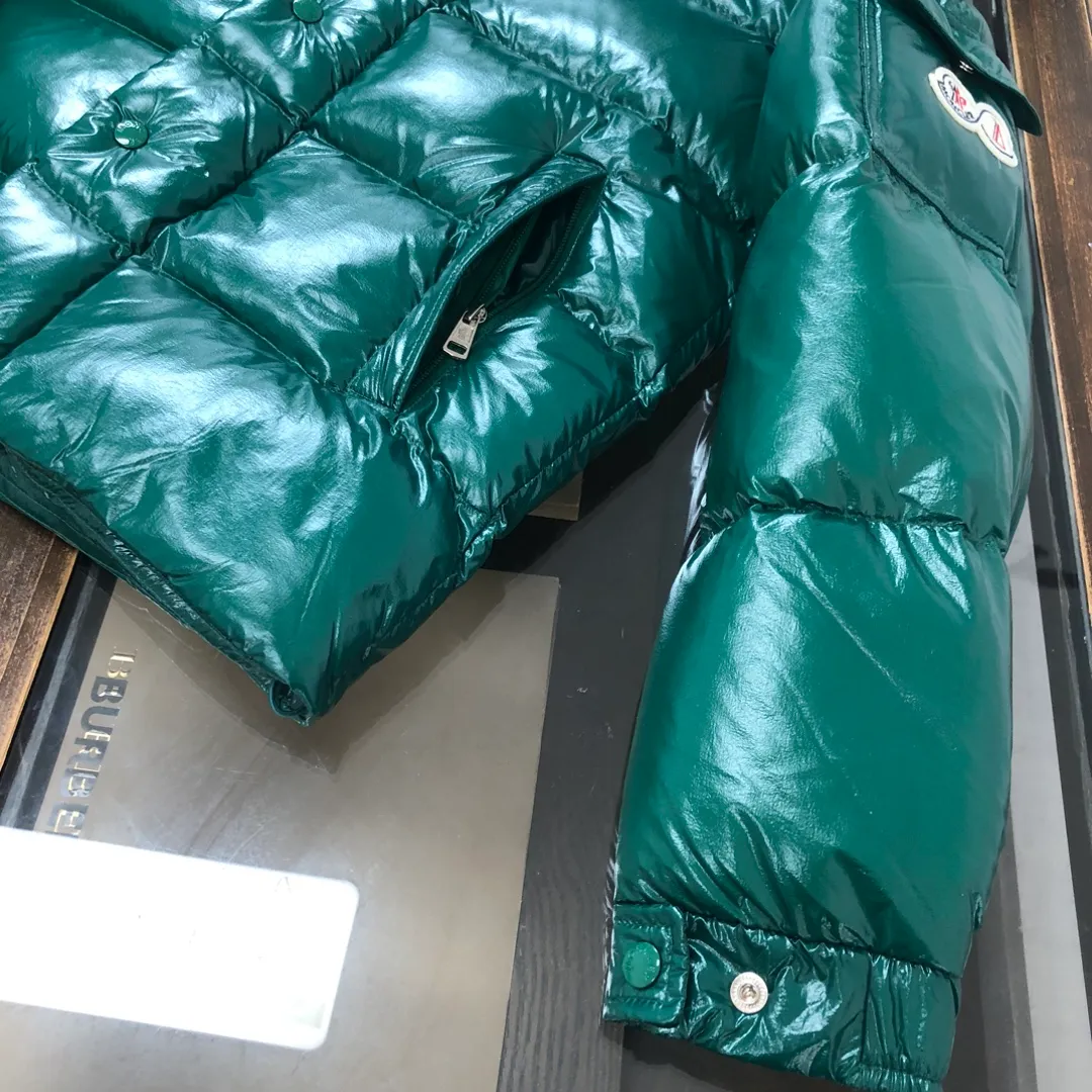 P800 Moncler Maya 70 Short Down Jacket Forest Green The iconic men's Moncler Maya 70 down jacket is highly recognizable and specially designed to celebrate the brand's 70th anniversary. The Moncler Maya down jacket has been reinterpreted specifically to celebrate Moncler's 70th anniversary, and the iconic silhouette has been refreshed in new colors. A classic example of the brand's DNA, it's made from shiny lacquered nylon and embellished with signature rectangular quilting. A classic, cropped design that spans seasons and fashions, the removable hood features a statement silhouette, removable hood and adjustable hem. The sleeves are decorated with the brand's signature classic patch pockets and a patchwork logo designed to celebrate the 70th anniversary. Color: black, ivory white, basalt gray, purple, cabin brown, forest green, code number: 1-2-3-4-5 (M～3xl)