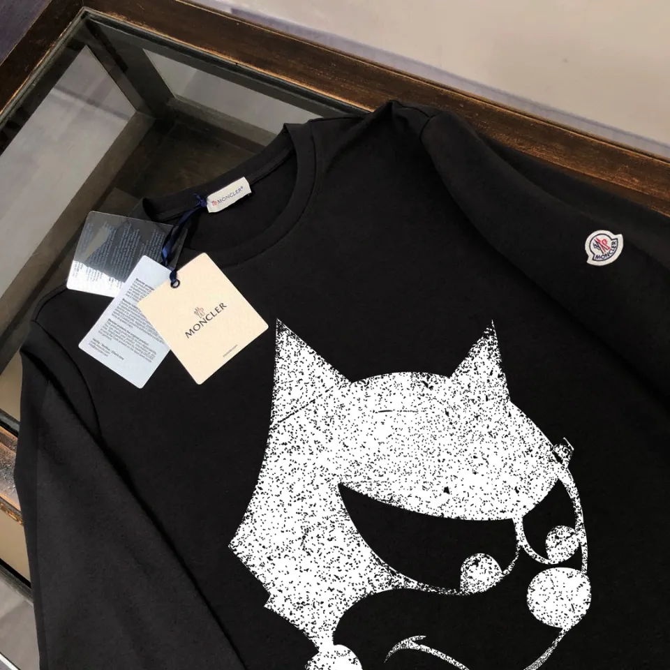 P180, a non-off-the-shelf model, you can trust it. Moncler printed long-sleeved T-shirt, 240g breathable cotton fabric, very soft and comfortable texture, does not shrink, does not deform, does not ball), can be worn alone as a base layer. Original customized accessories, collar label, care mark, hangtag, packaging (perfect details) Color: White Black Size: XS S M L