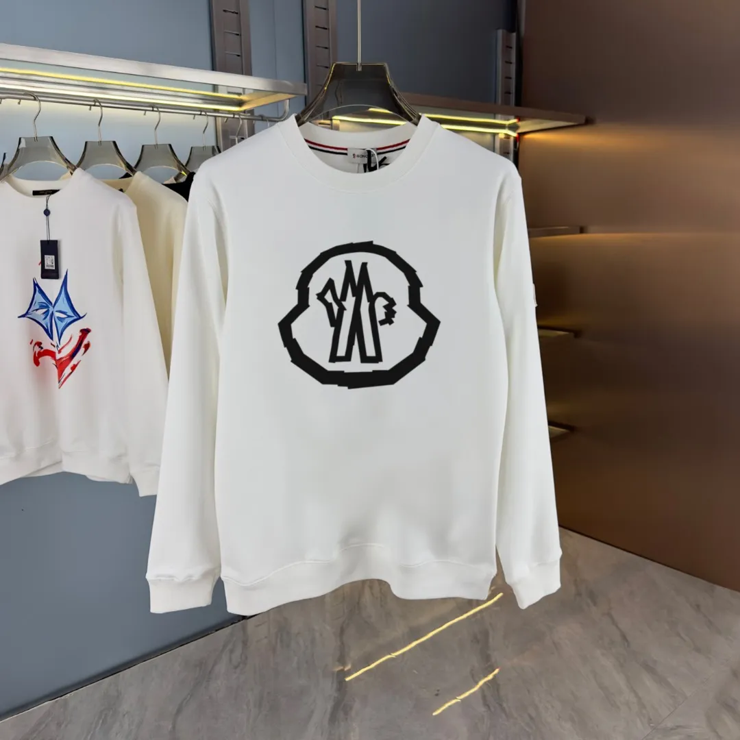 P210 high version sweatshirt) 📦With exclusive picture packaging📦 [Long-term ready stock] Upgraded version "Mobile phone smart sensor ~ NFC chip armband ~ Direct access to the official website anti-counterfeiting" 〖 𝐌𝐎𝐍𝐂𝐋𝐄𝐑 ~ Mouth covering〗 2025 new high quality, using 450g heavyweight fabric Different from the market currency, you can mix and match everything at will and you will be handsome😎The whole clothes is made of double waistcoats. The double waistcoats make the whole dress more three-dimensional. It is not an ordinary factory that can do such fine work. 2025 autumn and winter new style, on sale at the counter, exquisite printed round neck terry sweatshirt. High-end double-ply cotton. Customized stretch ribs are dyed in the same vat. Three standards are complete. It is matched with digital printing patterns and is very breathable. Same style for men and women. Color: black, white, apricot. Size: S M L XL 2XL