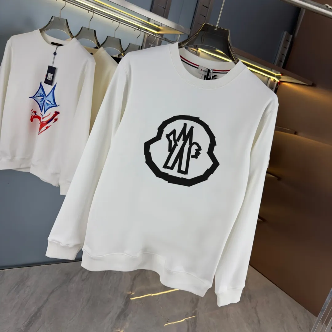 P210 high version sweatshirt) 📦With exclusive picture packaging📦 [Long-term ready stock] Upgraded version "Mobile phone smart sensor ~ NFC chip armband ~ Direct access to the official website anti-counterfeiting" 〖 𝐌𝐎𝐍𝐂𝐋𝐄𝐑 ~ Mouth covering〗 2025 new high quality, using 450g heavyweight fabric Different from the market currency, you can mix and match everything at will and you will be handsome😎The whole clothes is made of double waistcoats. The double waistcoats make the whole dress more three-dimensional. It is not an ordinary factory that can do such fine work. 2025 autumn and winter new style, on sale at the counter, exquisite printed round neck terry sweatshirt. High-end double-ply cotton. Customized stretch ribs are dyed in the same vat. Three standards are complete. It is matched with digital printing patterns and is very breathable. Same style for men and women. Color: black, white, apricot. Size: S M L XL 2XL