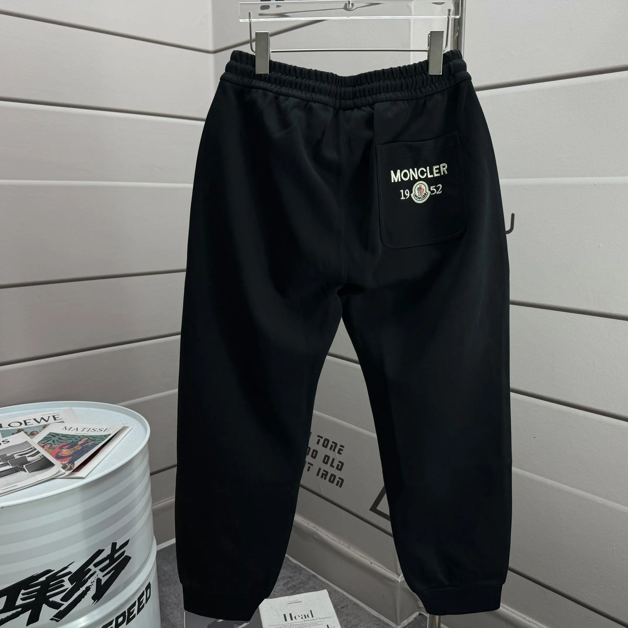 P310 MONCLER* 2025 Autumn new embroidered classic woolen leggings casual sweatpants, same style for men and women. The fabric is made of 380g high-density double-sided Chinese custom fabric. It does not deform or shrink. The three-dimensional drape is amazing. Color: Black Anchor Red Size: M-XXXL