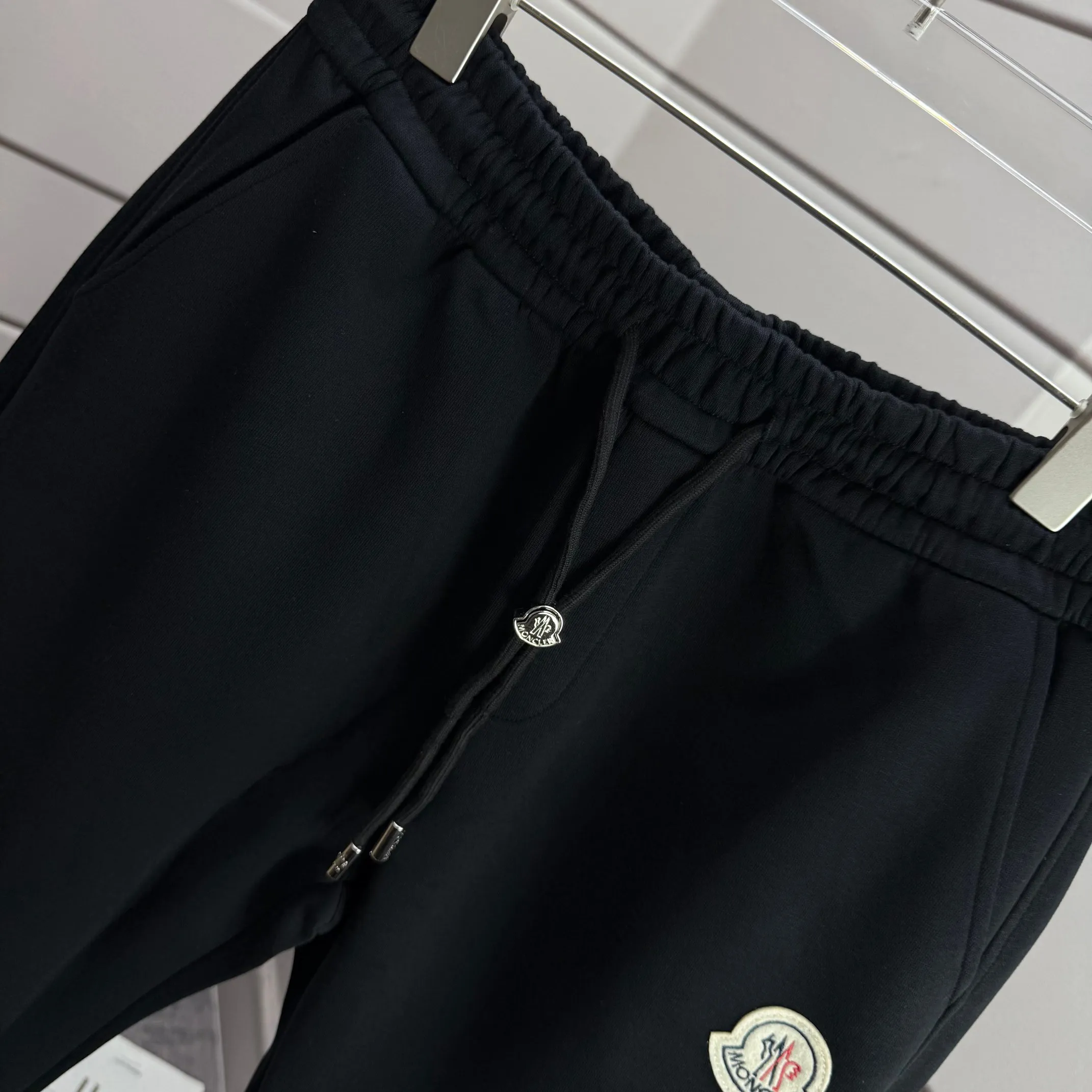 P310 MONCLER* 2025 Autumn new embroidered classic woolen leggings casual sweatpants, same style for men and women. The fabric is made of 380g high-density double-sided Chinese custom fabric. It does not deform or shrink. The three-dimensional drape is amazing. Color: Black Anchor Red Size: M-XXXL
