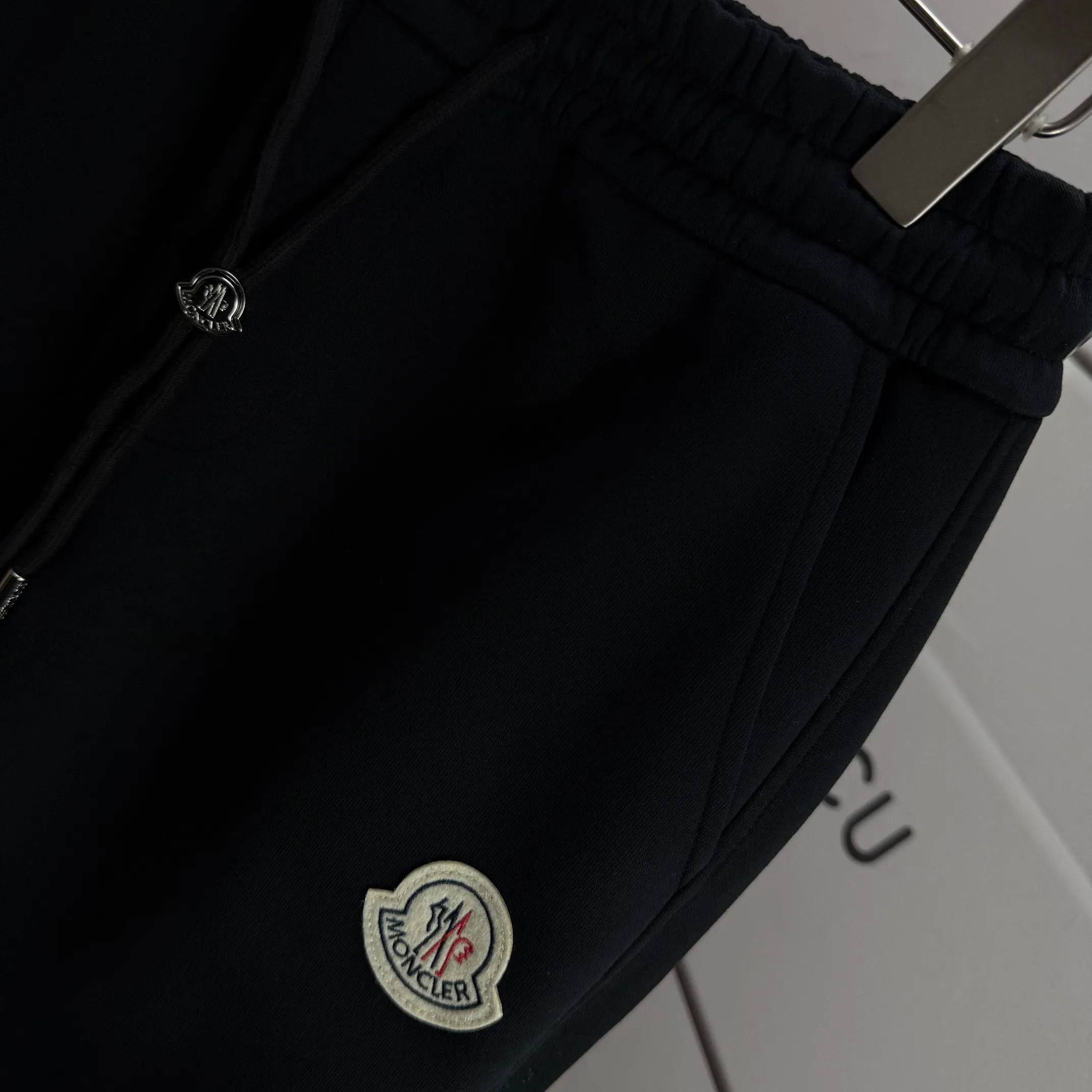 P310 MONCLER* 2025 Autumn new embroidered classic woolen leggings casual sweatpants, same style for men and women. The fabric is made of 380g high-density double-sided Chinese custom fabric. It does not deform or shrink. The three-dimensional drape is amazing. Color: Black Anchor Red Size: M-XXXL