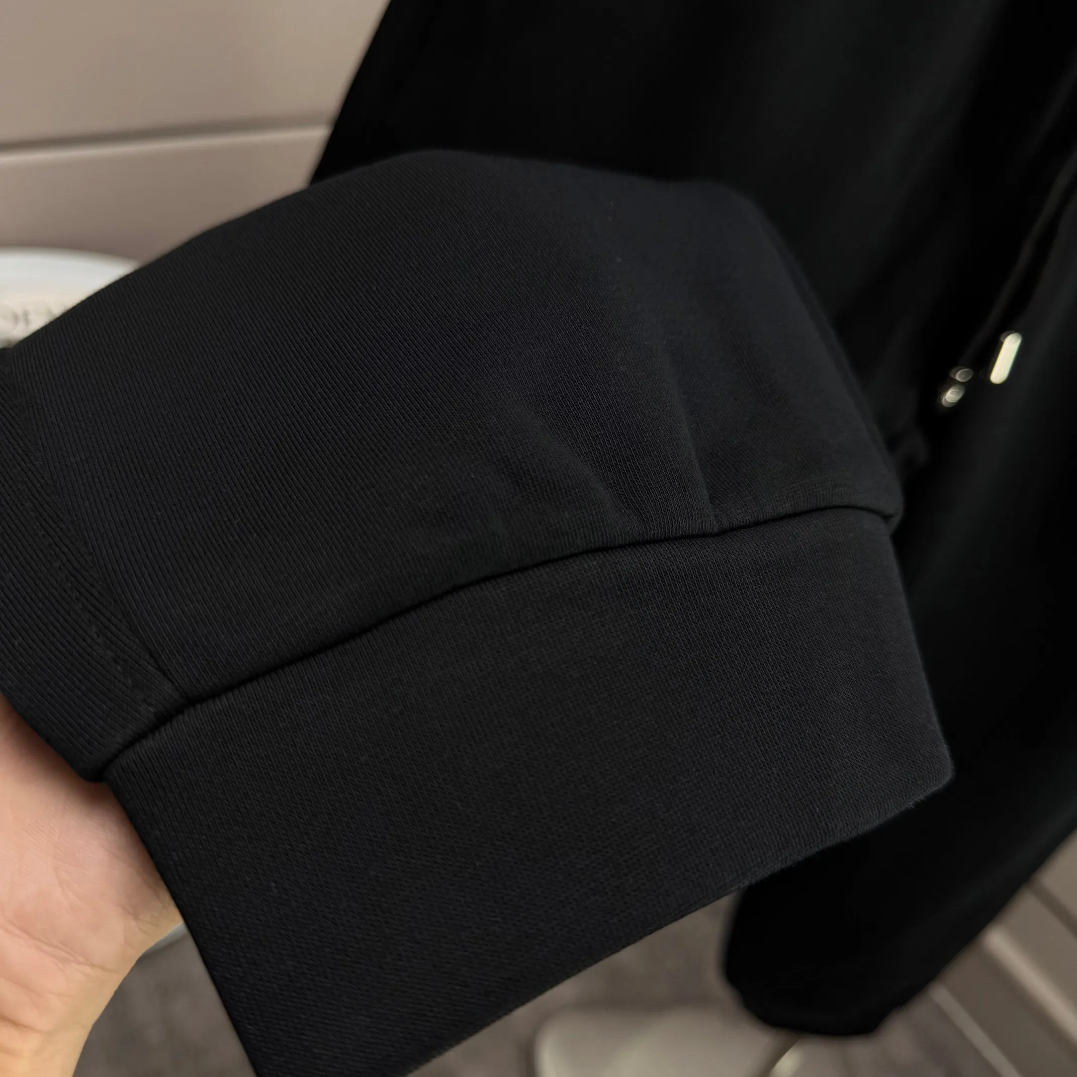 P310 MONCLER* 2025 Autumn new embroidered classic woolen leggings casual sweatpants, same style for men and women. The fabric is made of 380g high-density double-sided Chinese custom fabric. It does not deform or shrink. The three-dimensional drape is amazing. Color: Black Anchor Red Size: M-XXXL