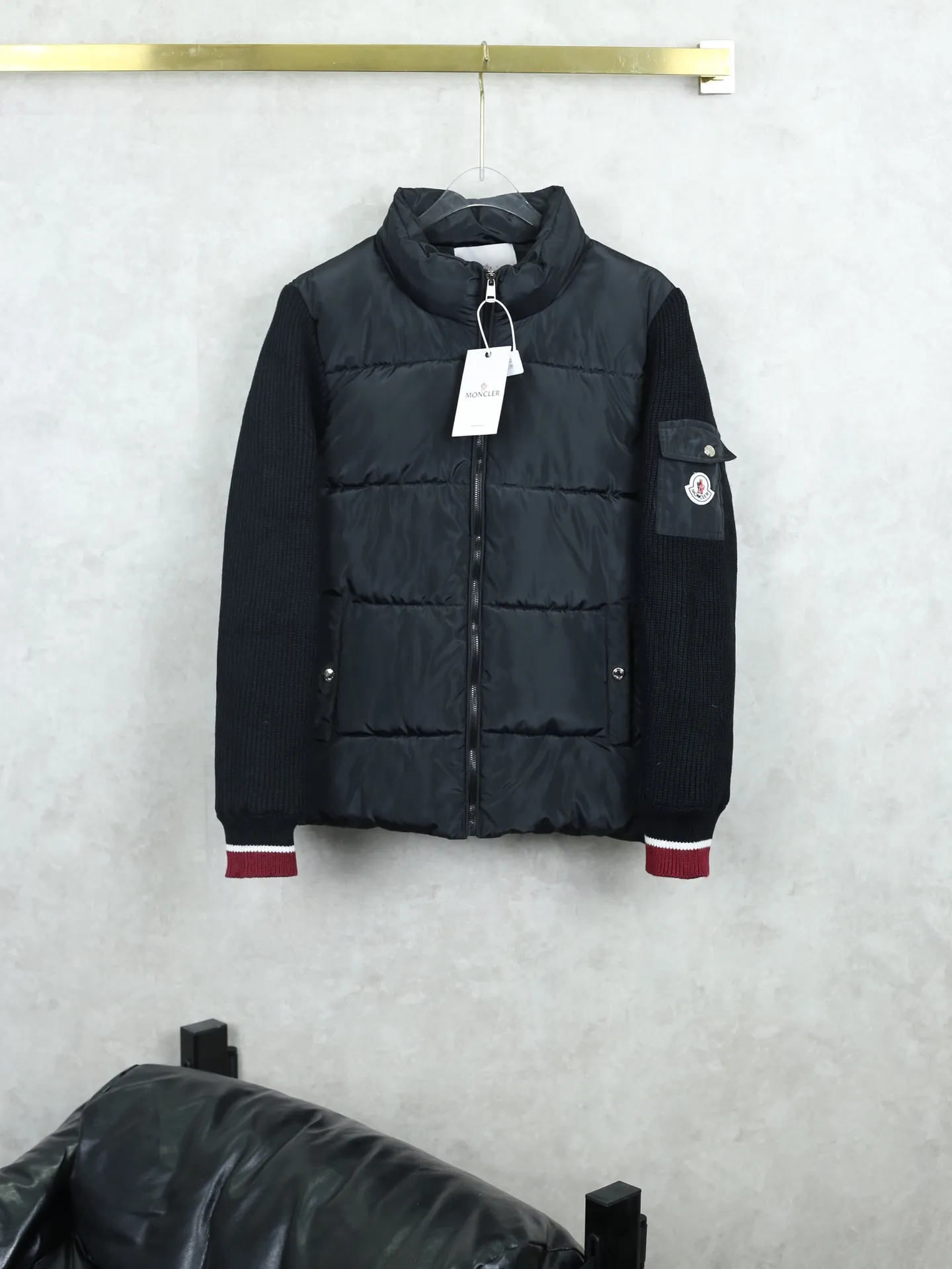 P360 Moncler/Mask Cardigan spliced ​​knitted thick cotton jacket. In autumn and winter, you need to be warm and decent with your eyes closed. This piece will not cause trouble with your eyes closed. New spliced ​​knitted series. Popular chocolate color. Versatile and good-looking.