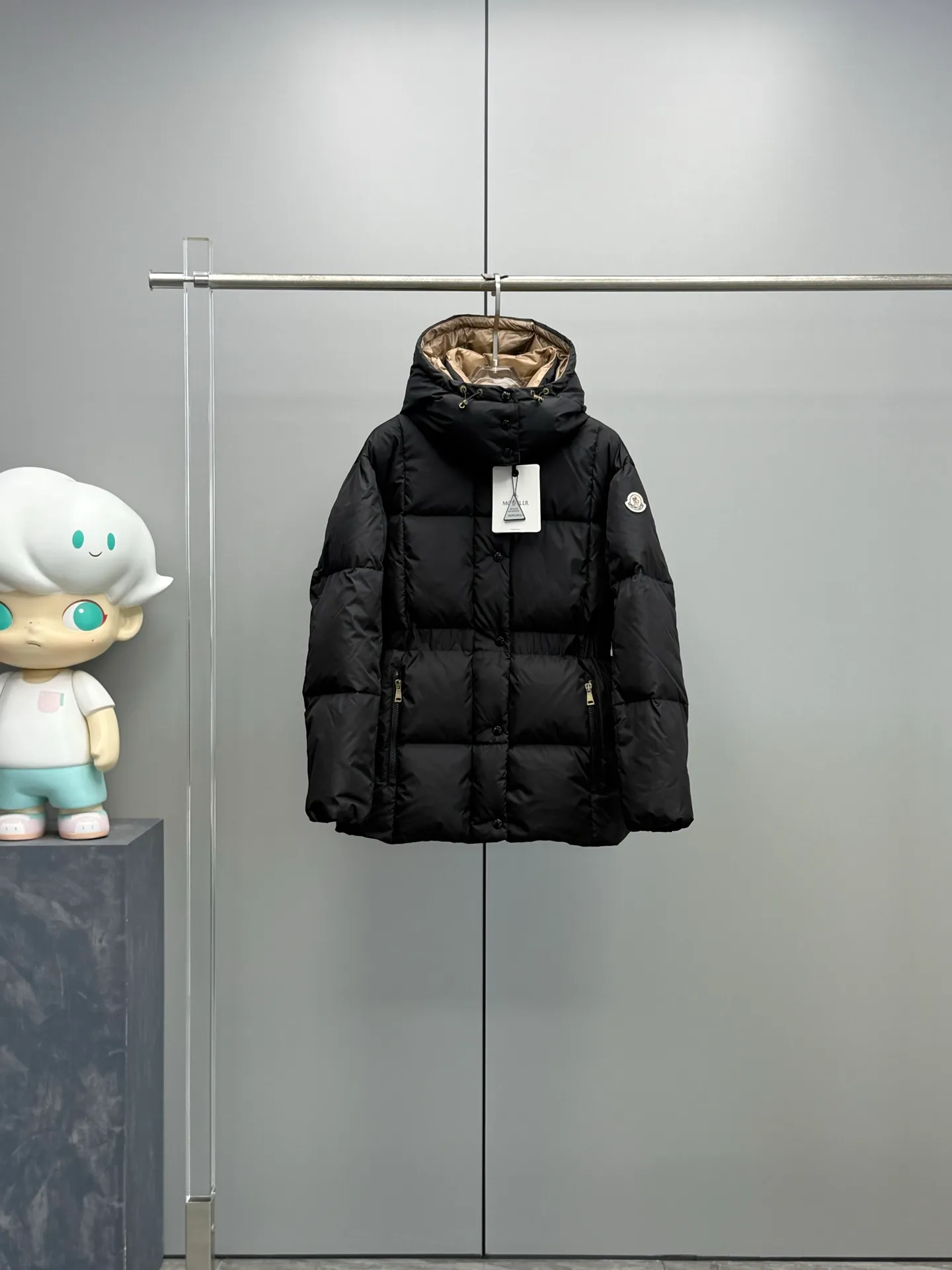 P960 Moncler 2025 Autumn and Winter New Product Agneux Waisted Women's Contrast Color Hooded Ant Waist Slimming Mid-Length Down Jacket For high-end "thin" collectors: Exclusive three-dimensional tailoring outlines a waist curve comparable to high-end fashion. With a belt, your ant waist will stand out, I want both warmth and style! Contrast color aesthetic player: The bold and advanced contrasting color hood design breaks the dull feeling in winter. One thing is the focus, and the back is the scenery. Elegant and practical: the length protects the waist, hips and thighs, and has maximum windproof and thermal insulation. Whether commuting or dating, it is synonymous with elegance in walking. Outfit Tips: Winter warmth should not be at the expense of curves. Color: Black Khaki Size: 0-1-2-3