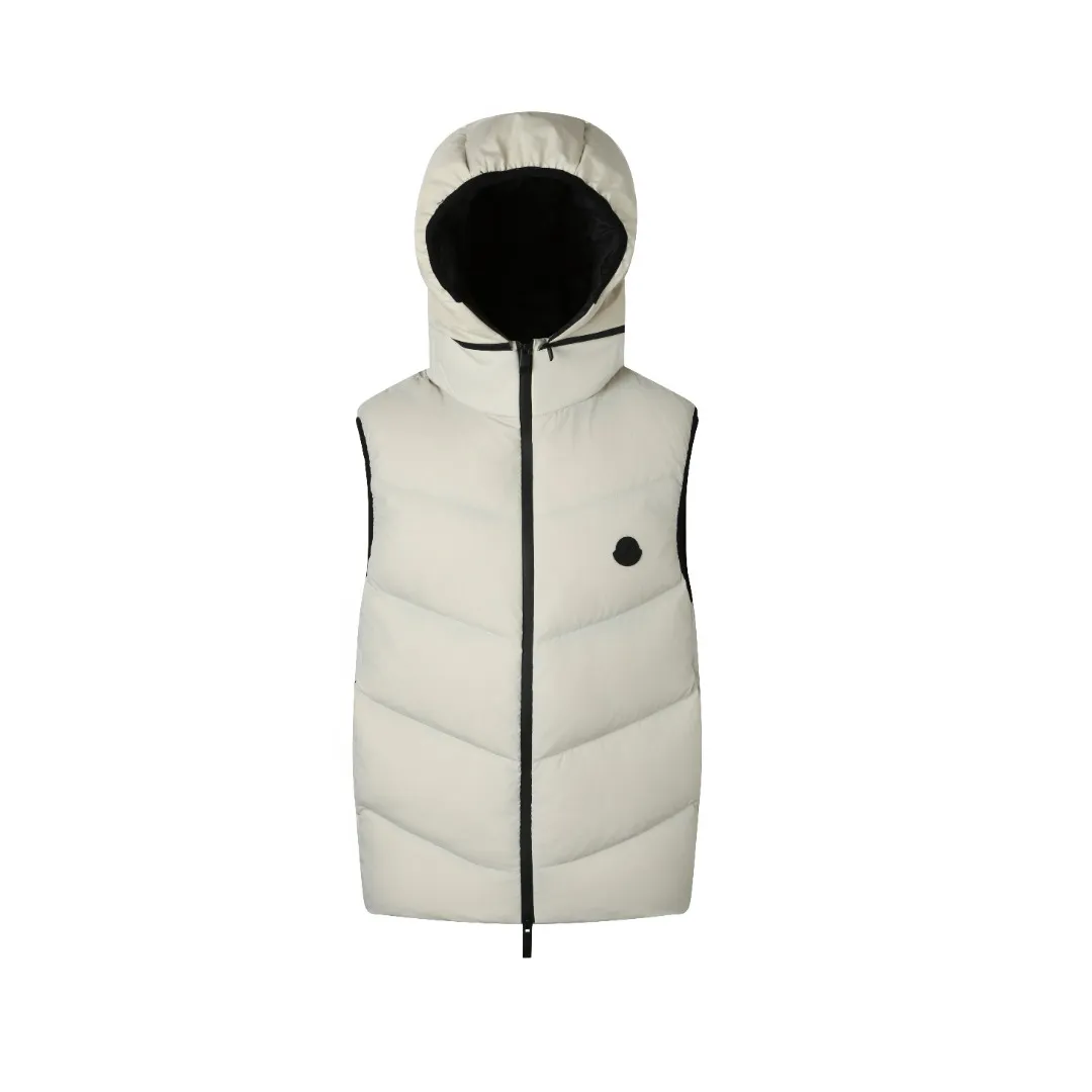 P680 MONCLER Badge Hooded Down Vest Fabric selection: Made of nylon fabric made of 100% nylon, which is woven into a tight and tough fabric through advanced textile technology, which increases the strength of the skeleton to effectively block the invasion of cold wind and lock the warm air generated by the down layer. After tight weaving and special treatment, it is waterproof and windproof. The surface forms a certain lotus leaf effect, and is wrinkle-resistant and not easily deformed, making it easy for daily care.  Technology: The quilting stitches are sewn in a diagonal direction at an angle of approximately 70 degrees. The diagonal lines are arranged in parallel. The fabric and filling are planned into different functional areas, and the quilting stitches in each partition are relatively independent. This allows the finished product to produce a larger deformation space along the diagonal direction when stretched and pressed, making it less likely to tighten and break, and has rich visual effects, modern and advanced features.  Details: After the hood is removed, the stand-up collar displays an embossed logo of the same color, adding a unique visual experience and tactile details.  High-quality filling: It is filled with 90% selected white duck down, weighing 170g, ensuring fluffy rebound, lightness and warmth.  Accessories: One-to-one customized zipper pendant, one-to-one customized badge, one-to-one customized three-label SIZE: 1 2 3 4