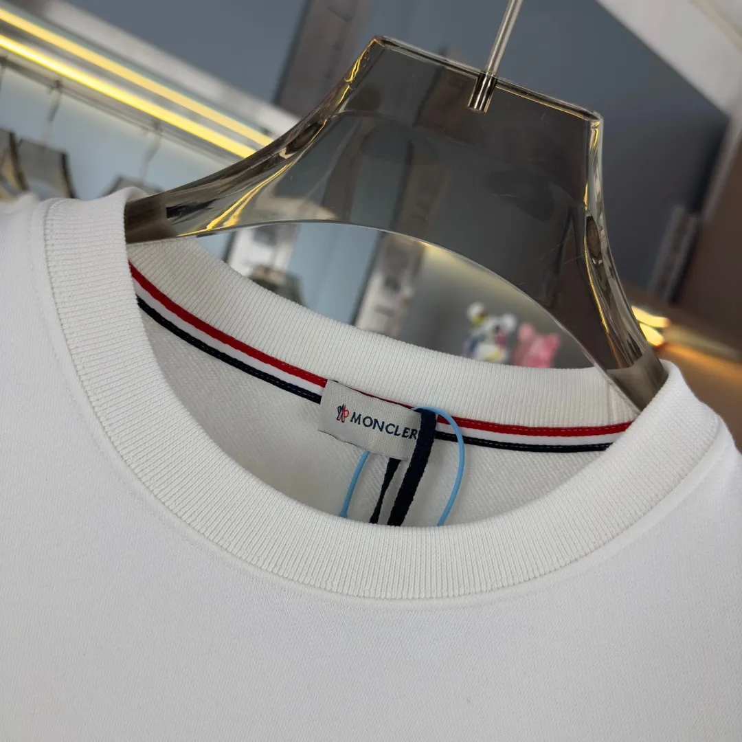 P210 m high version sweatshirt) [Long-term ready stock] 〖 𝐌𝐎𝐍𝐂𝐋𝐄𝐑~Mask〗 Made of 440g heavyweight fabric, which is different from the market currency, and can be matched with any variety to make it look handsome😎The whole dress is made of double waistcoats. The double waistcoats make the whole dress more three-dimensional. Not ordinary factories can do such fine work 2025 Spring runway version of the T stage, on sale at the counter, round neck terry sweatshirt, high-end double-strand pure cotton, custom-made stretch ribs, dyed in the same vat, complete with three standards, matched with exquisite embroidered LOGO on the chest, simple and advanced, same style for men and women. Color: black, apricot, white, size: S M L XL 2XL