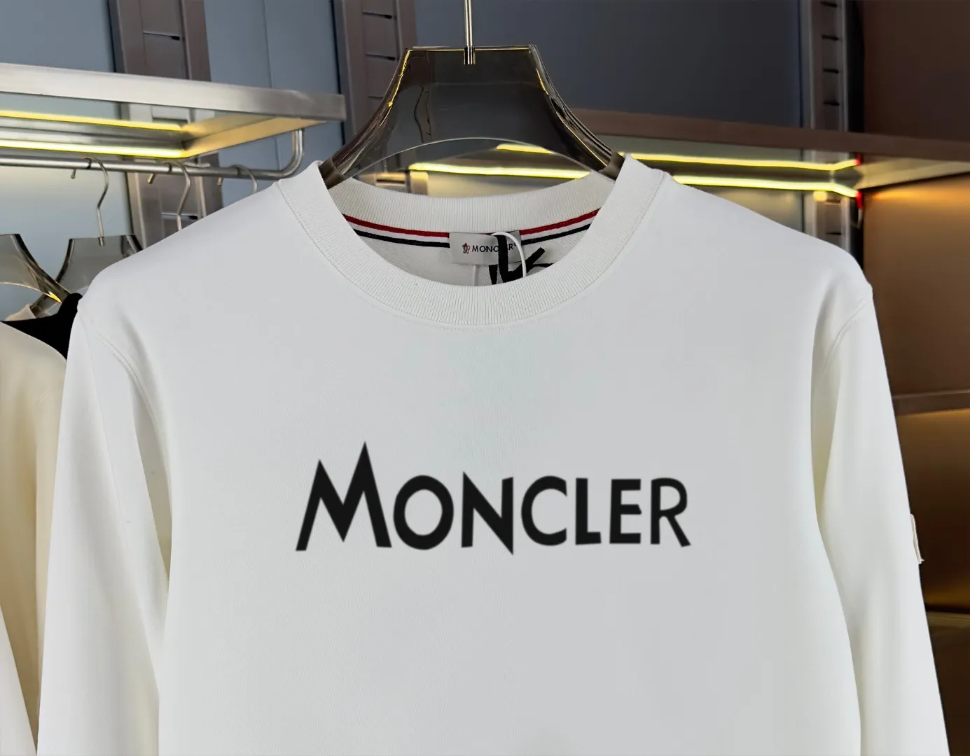 P210 m high version sweatshirt) [Long-term ready stock] 〖 𝐌𝐎𝐍𝐂𝐋𝐄𝐑~Mask〗 Made of 440g heavyweight fabric, which is different from the market currency, and can be matched with any variety to make it look handsome😎The whole dress is made of double waistcoats. The double waistcoats make the whole dress more three-dimensional. Not ordinary factories can do such fine work 2025 Spring runway version of the T stage, on sale at the counter, round neck terry sweatshirt, high-end double-strand pure cotton, custom-made stretch ribs, dyed in the same vat, complete with three standards, matched with exquisite embroidered LOGO on the chest, simple and advanced, same style for men and women. Color: black, apricot, white, size: S M L XL 2XL