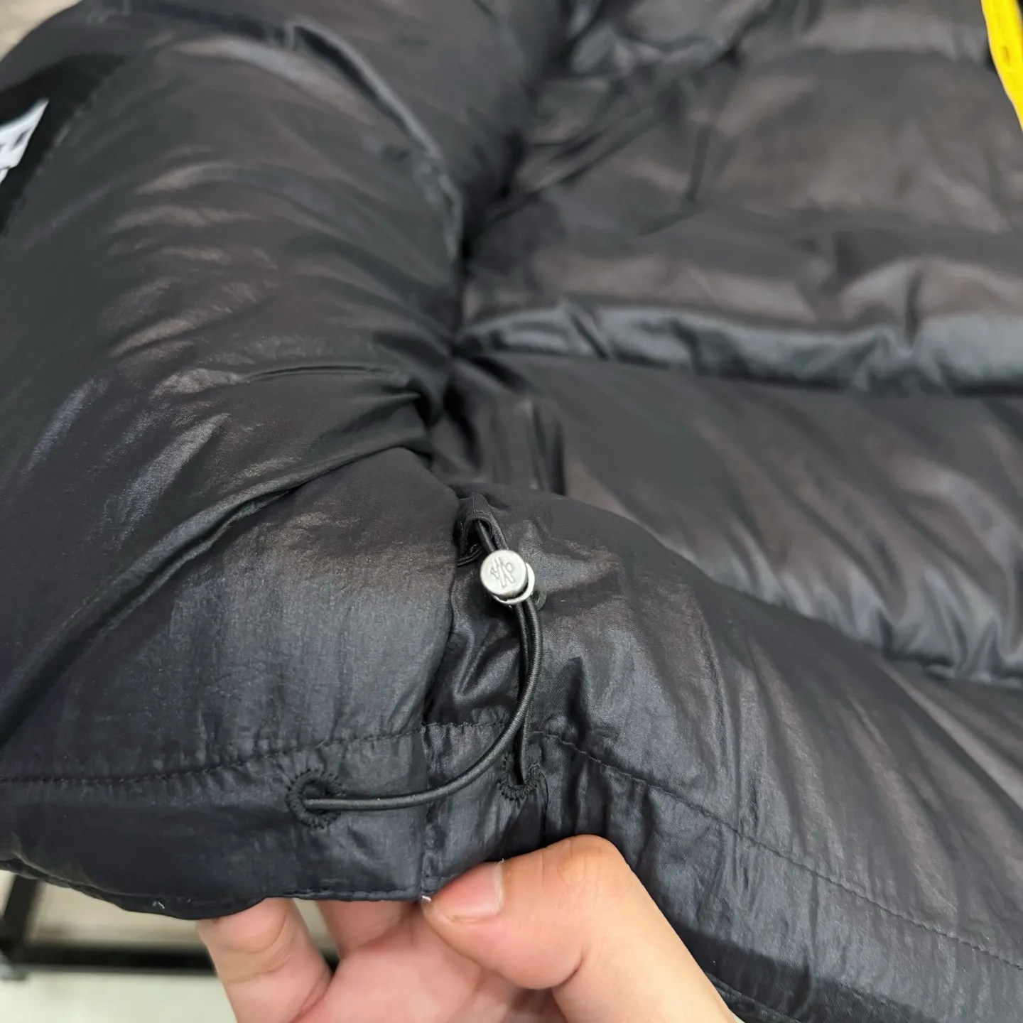 P1040 model number Y158 Meng Mouth joint 1017ALYX9SM hooded webbing down jacket Victoria Victoria's same model Celebrity upper body Heavy industry down jacket ⚠️Guangzhou Inspection International Standard 90% white duck down 10% Feather filling degree is high MONCLER's first cooperation with a functional street brand to reshape the classic design Original consistent customized hardware accessories Highly recommended Mainly recommended style Multi-hidden pocket design throughout the body Detachable hat technology, classic style that will never go out of style. The pictures are all real shots without beauty filters. Buy with confidence ~ Color: Black, White Apricot, Size: S M L XL