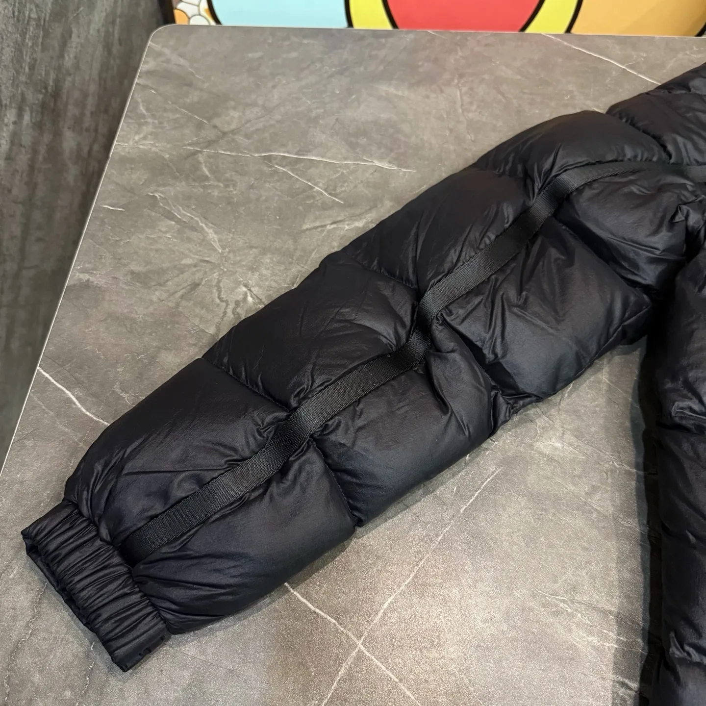 P1040 model number Y158 Meng Mouth joint 1017ALYX9SM hooded webbing down jacket Victoria Victoria's same model Celebrity upper body Heavy industry down jacket ⚠️Guangzhou Inspection International Standard 90% white duck down 10% Feather filling degree is high MONCLER's first cooperation with a functional street brand to reshape the classic design Original consistent customized hardware accessories Highly recommended Mainly recommended style Multi-hidden pocket design throughout the body Detachable hat technology, classic style that will never go out of style. The pictures are all real shots without beauty filters. Buy with confidence ~ Color: Black, White Apricot, Size: S M L XL