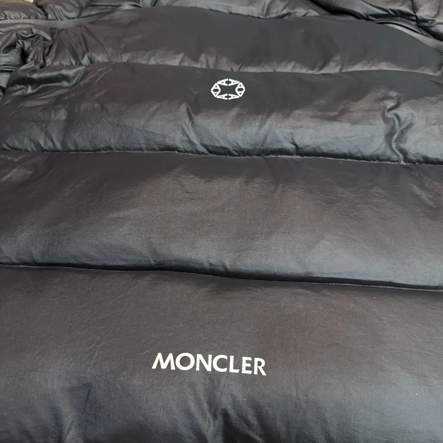 P1040 model number Y158 Meng Mouth joint 1017ALYX9SM hooded webbing down jacket Victoria Victoria's same model Celebrity upper body Heavy industry down jacket ⚠️Guangzhou Inspection International Standard 90% white duck down 10% Feather filling degree is high MONCLER's first cooperation with a functional street brand to reshape the classic design Original consistent customized hardware accessories Highly recommended Mainly recommended style Multi-hidden pocket design throughout the body Detachable hat technology, classic style that will never go out of style. The pictures are all real shots without beauty filters. Buy with confidence ~ Color: Black, White Apricot, Size: S M L XL