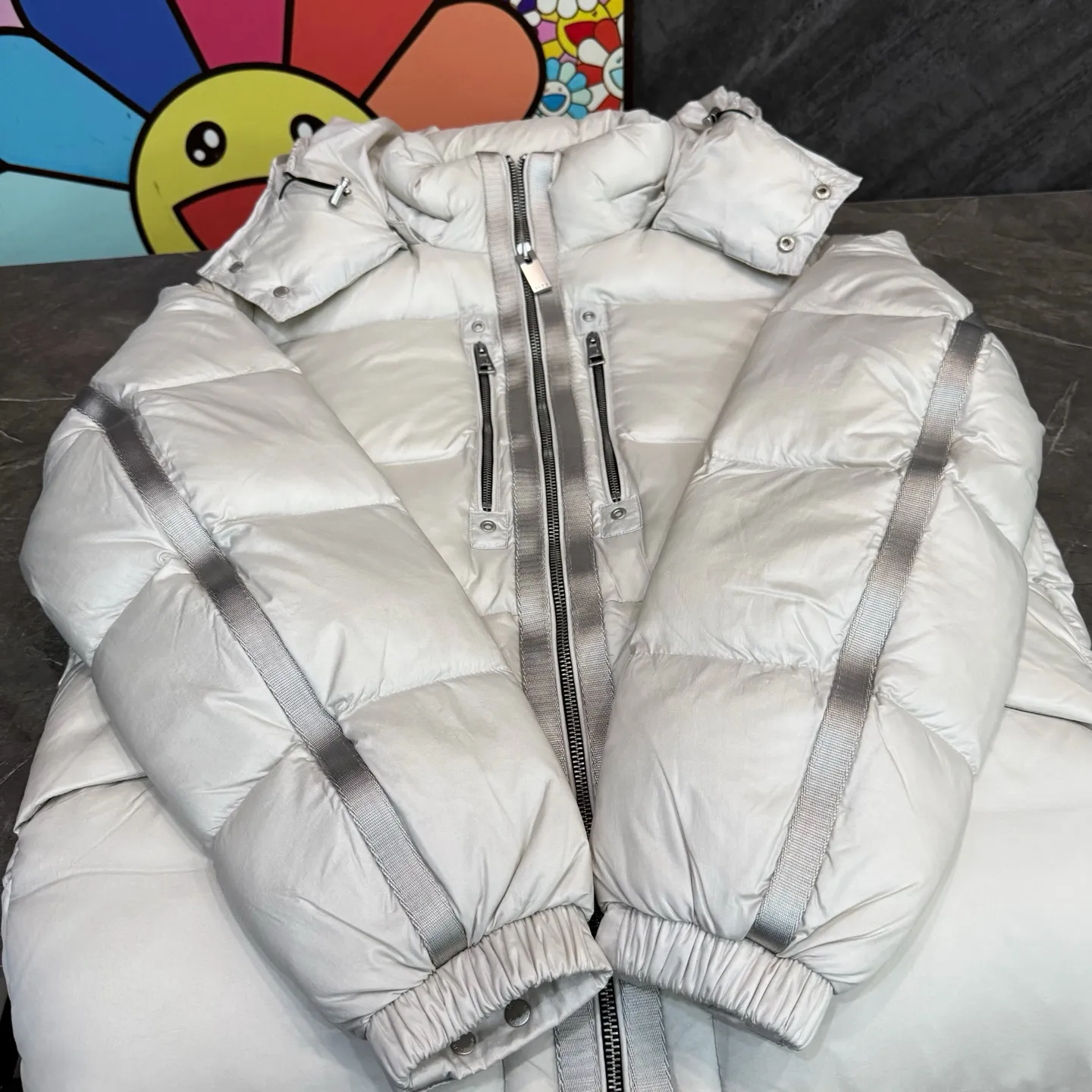 P1040 model number Y158 Meng Mouth joint 1017ALYX9SM hooded webbing down jacket Victoria Victoria's same model Celebrity upper body Heavy industry down jacket ⚠️Guangzhou Inspection International Standard 90% white duck down 10% Feather filling degree is high MONCLER's first cooperation with a functional street brand to reshape the classic design Original consistent customized hardware accessories Highly recommended Mainly recommended style Multi-hidden pocket design throughout the body Detachable hat technology, classic style that will never go out of style. The pictures are all real shots without beauty filters. Buy with confidence ~ Color: Black, White Apricot, Size: S M L XL