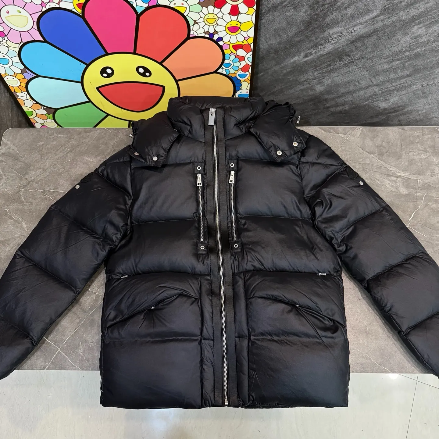P1040 model number Y158 Meng Mouth joint 1017ALYX9SM hooded webbing down jacket Victoria Victoria's same model Celebrity upper body Heavy industry down jacket ⚠️Guangzhou Inspection International Standard 90% white duck down 10% Feather filling degree is high MONCLER's first cooperation with a functional street brand to reshape the classic design Original consistent customized hardware accessories Highly recommended Mainly recommended style Multi-hidden pocket design throughout the body Detachable hat technology, classic style that will never go out of style. The pictures are all real shots without beauty filters. Buy with confidence ~ Color: Black, White Apricot, Size: S M L XL