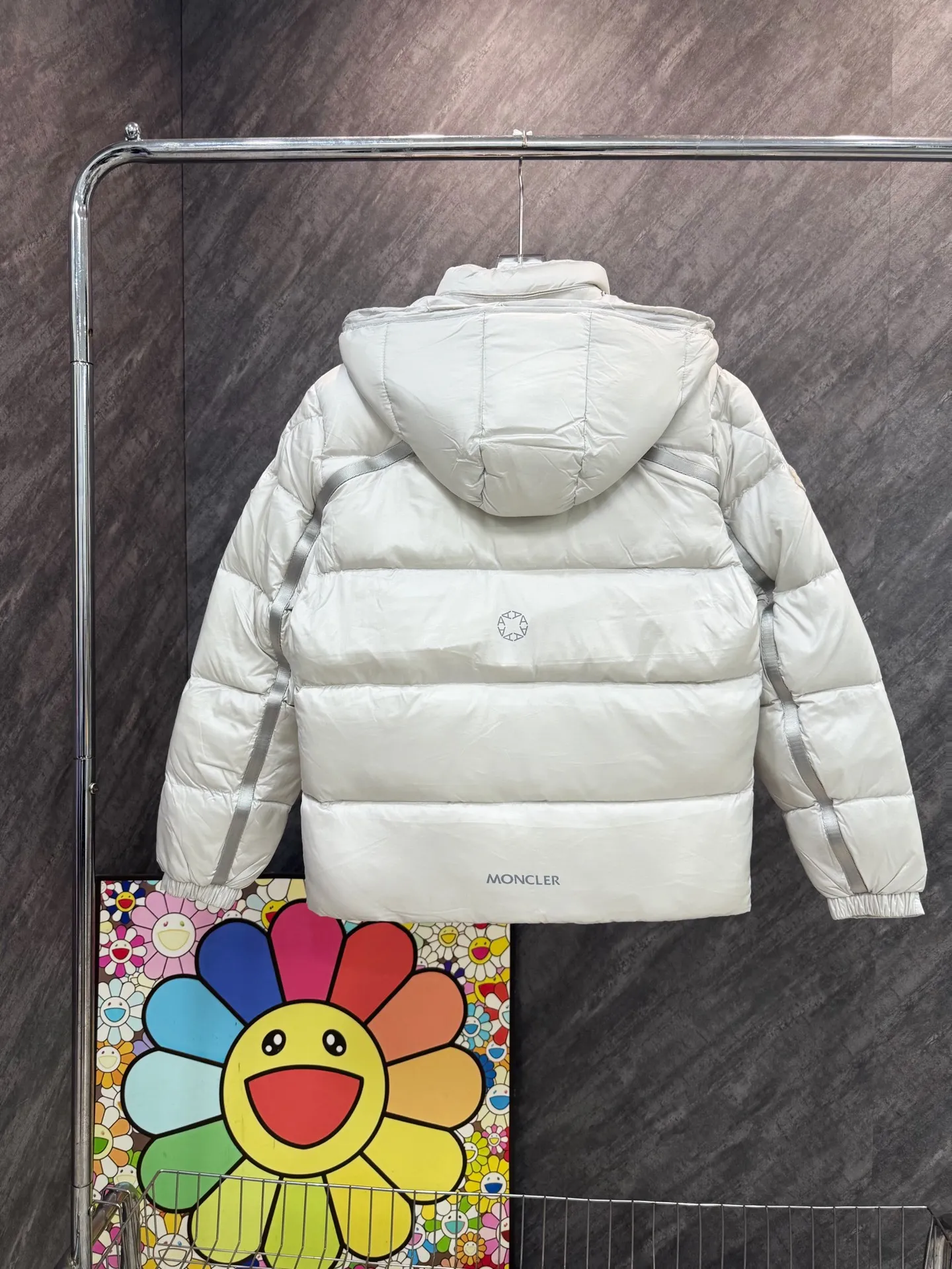 P1040 model number Y158 Meng Mouth joint 1017ALYX9SM hooded webbing down jacket Victoria Victoria's same model Celebrity upper body Heavy industry down jacket ⚠️Guangzhou Inspection International Standard 90% white duck down 10% Feather filling degree is high MONCLER's first cooperation with a functional street brand to reshape the classic design Original consistent customized hardware accessories Highly recommended Mainly recommended style Multi-hidden pocket design throughout the body Detachable hat technology, classic style that will never go out of style. The pictures are all real shots without beauty filters. Buy with confidence ~ Color: Black, White Apricot, Size: S M L XL
