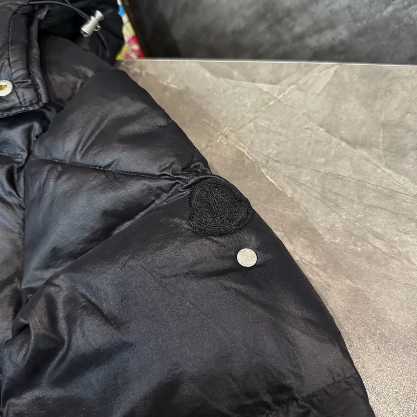 P1040 model number Y158 Meng Mouth joint 1017ALYX9SM hooded webbing down jacket Victoria Victoria's same model Celebrity upper body Heavy industry down jacket ⚠️Guangzhou Inspection International Standard 90% white duck down 10% Feather filling degree is high MONCLER's first cooperation with a functional street brand to reshape the classic design Original consistent customized hardware accessories Highly recommended Mainly recommended style Multi-hidden pocket design throughout the body Detachable hat technology, classic style that will never go out of style. The pictures are all real shots without beauty filters. Buy with confidence ~ Color: Black, White Apricot, Size: S M L XL
