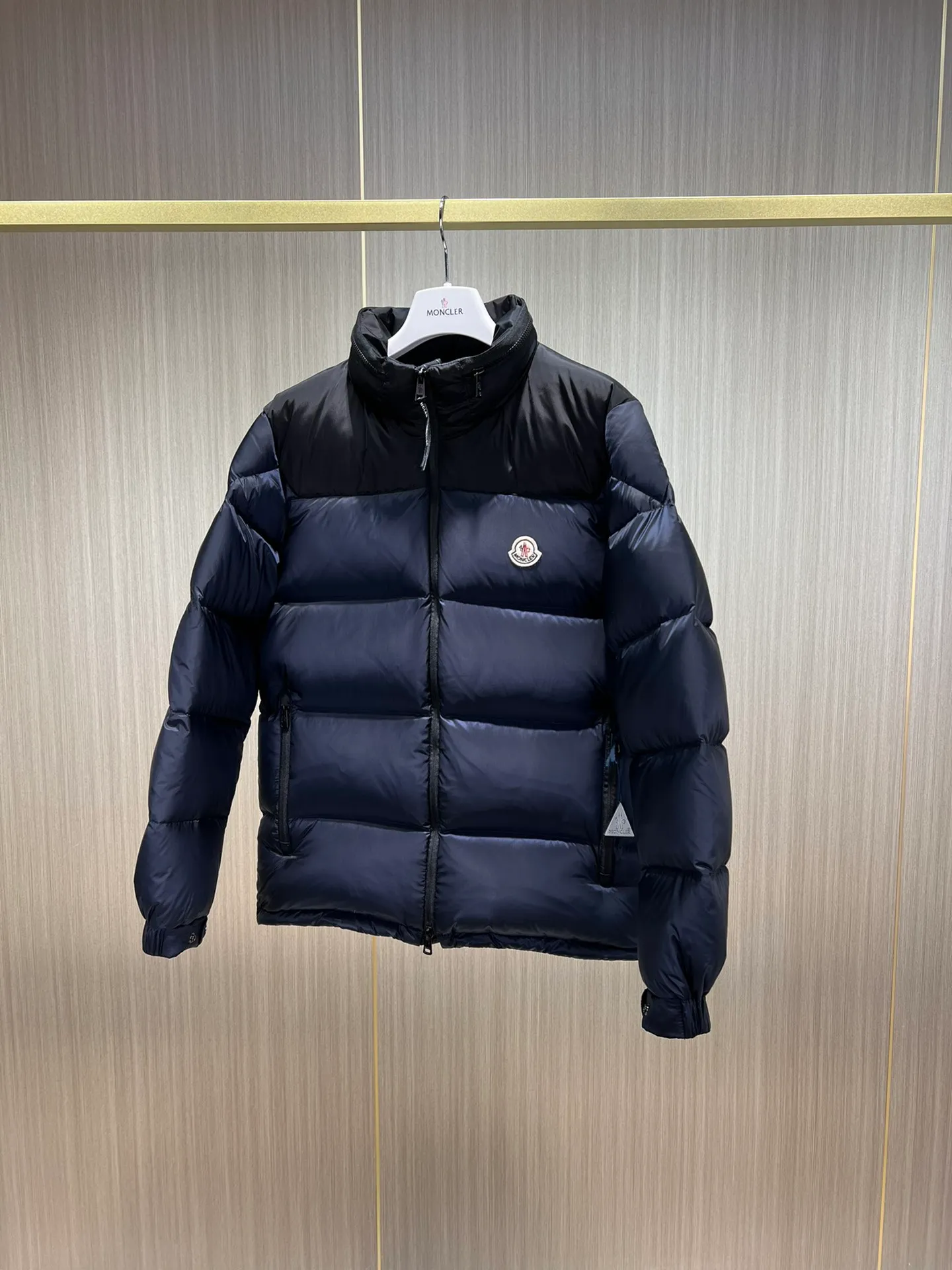 P900 ❤❤2023 latest fashionable mask Liu Haoran's same style jacket fabric is imported from South Korea🇰🇷, waterproof, windproof and lightweight🐮‼ ️, so the fabric will be as soft as expected🤓🤓The sleeves are equipped with iconic Moncler logo invisible zippers👏🏼, the hat is not removable🧢, and the small zipper of the hat feels very handsome~, echoing the brand's DNA‼ ️. Elastic threaded cuffs, warm and comfortable. ☺️☺️The cold protection index is minus 15-25℃🥶It is enough to wear in the winter of minus 20℃ in Toronto! ! ! Provide you with the best protection in cold weather. 🥳