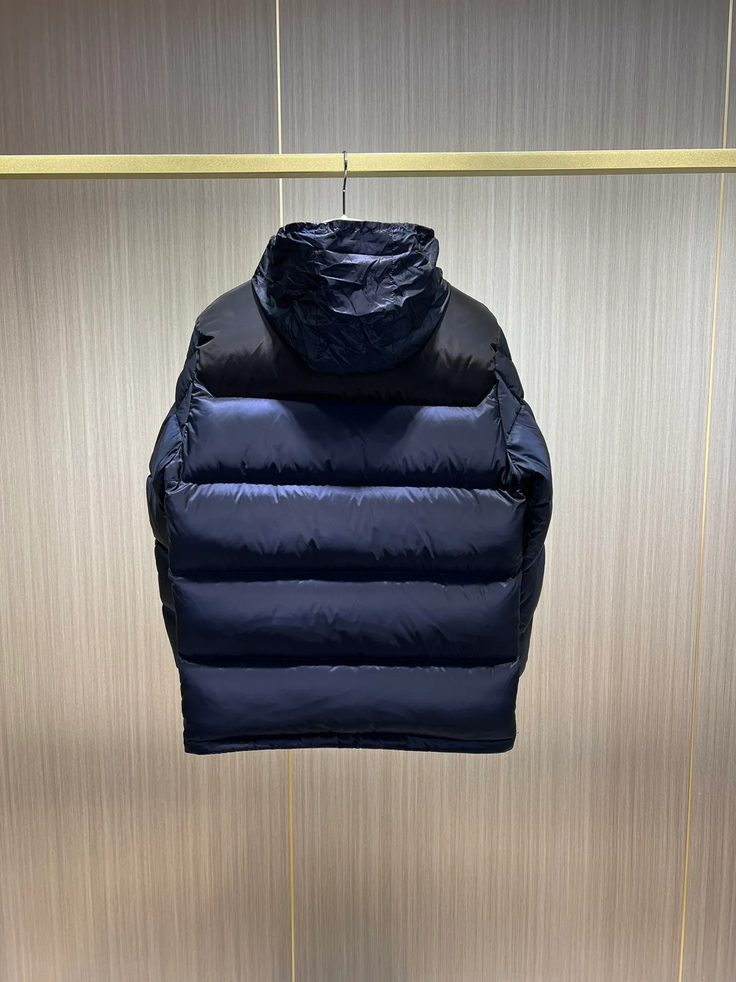 P900 ❤❤2023 latest fashionable mask Liu Haoran's same style jacket fabric is imported from South Korea🇰🇷, waterproof, windproof and lightweight🐮‼ ️, so the fabric will be as soft as expected🤓🤓The sleeves are equipped with iconic Moncler logo invisible zippers👏🏼, the hat is not removable🧢, and the small zipper of the hat feels very handsome~, echoing the brand's DNA‼ ️. Elastic threaded cuffs, warm and comfortable. ☺️☺️The cold protection index is minus 15-25℃🥶It is enough to wear in the winter of minus 20℃ in Toronto! ! ! Provide you with the best protection in cold weather. 🥳