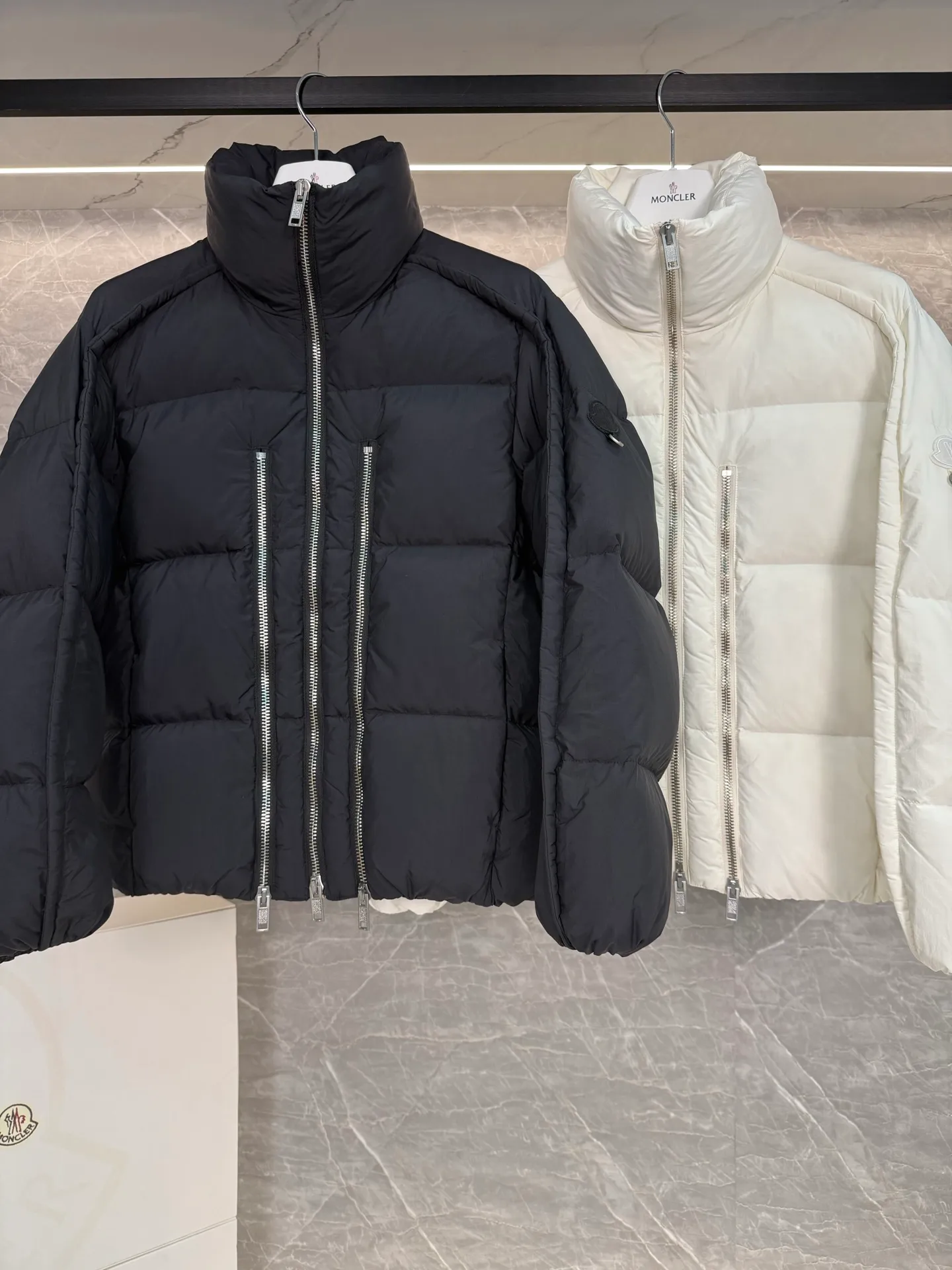 P1140 MONCLER GENIUS (Sky City Large) Moncler x Willow Smith YAEL short women's down jacket.