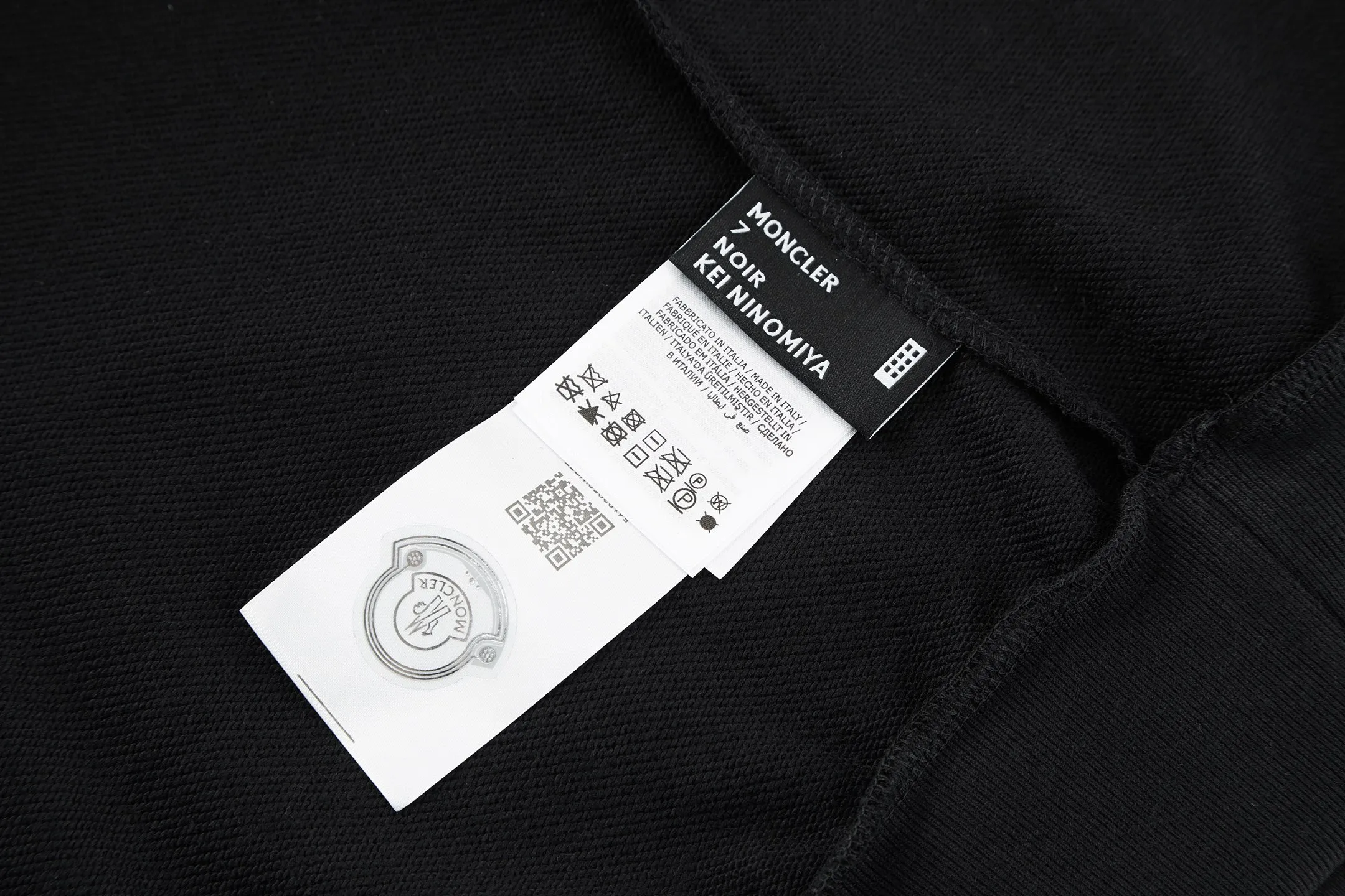 P360 MONCLER Mouth embroidered printed lapel sweatshirt Fabric: Made of 380g brushed sweatshirt terry, the fabric is brushed to make the surface feel softer and smoother. The thread is matched with 1*1 double yarn thread.  Craftsmanship: The embroidery uses flat lines and is embellished with brand embroidered letters. The armband is made of sheepskin composite embroidery technology.  Technology: The lower part of the sleeve is printed with artificial glue and ultra-fine film screen.  This sweatshirt is made of cotton fleece fabric and is an everyday basic item in the Monclerx FRGMT co-creation series. Moncler Genius design piece with logo embroidery. Wear with matching bottoms for a complete look. Collar made of cotton fleece fabric Half-zip closure Logo printing and embroidery details Accessories: Customized 1:1 washed logo Accessories: Customized 1:1 embroidered armbands Craftsmanship: Customized 1:1 three-dimensional embroidery Craftsmanship: Customized 1:1 printing craftsmanship Size: S-M-L-XL Color: Black
