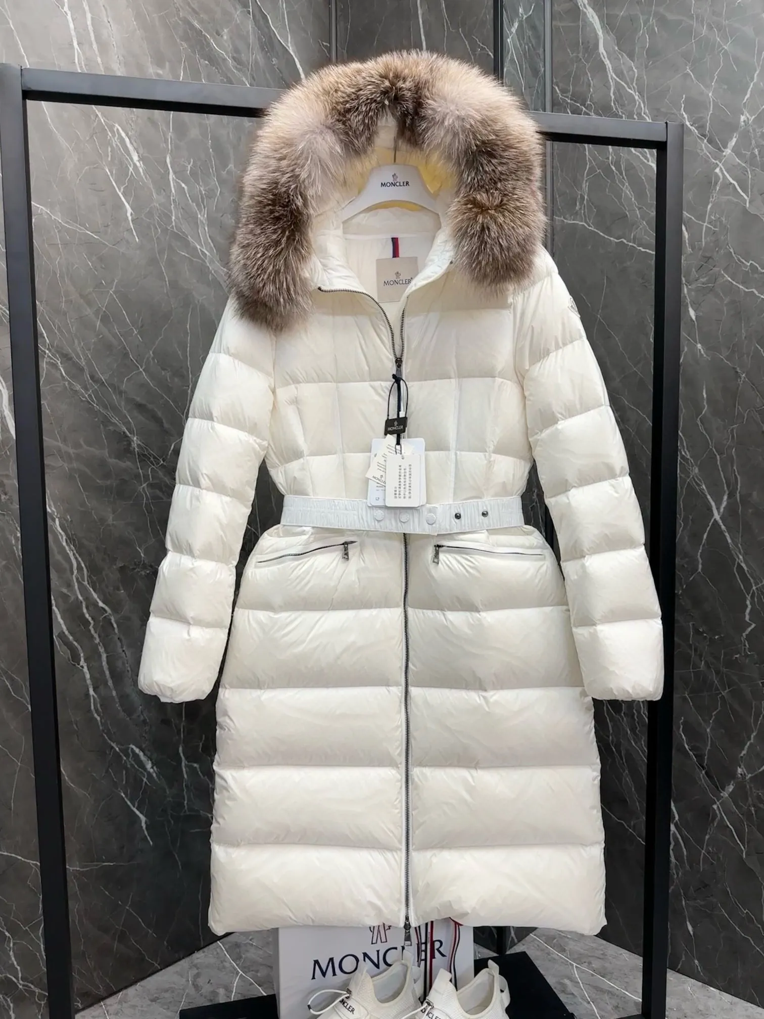 P1120 moncler🌟25 new autumn and winter large fur collar long hooded down jacket. The classic hot style among down jackets. A must-have in winter. Customized detachable large fur collar hooded long down jacket. The upper body is not very bloated. It is designed with a belt to tighten the waist. It is very classic, handsome and warm. National standard 90 white goose down filling. Imported machine stitching and crimping technology. Fashionable and warm upper body. Excellent practicality. Style number: A85# Style number: champagne black white green size: 1234