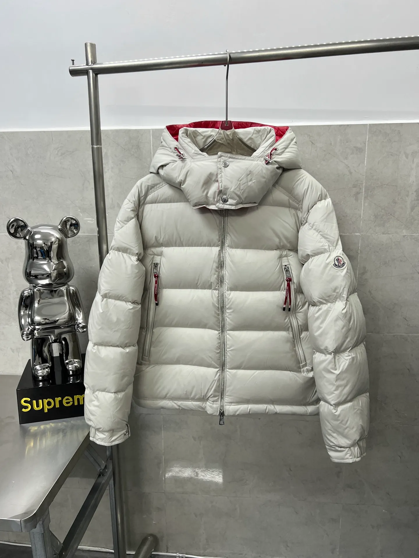 P1120 Moncler Poirier National standard 90 white duck down filling Poirier down draws inspiration from skiing in the 1960s and is stylish. Made of tight nylon fabric with excellent breathability and functionality, the hooded design is an example of Moncler's research into fabrics. The berry-colored details on the brim and zipper give the whole thing a refreshing touch. Same style for men and women. Color: black, off-white, size: 12345