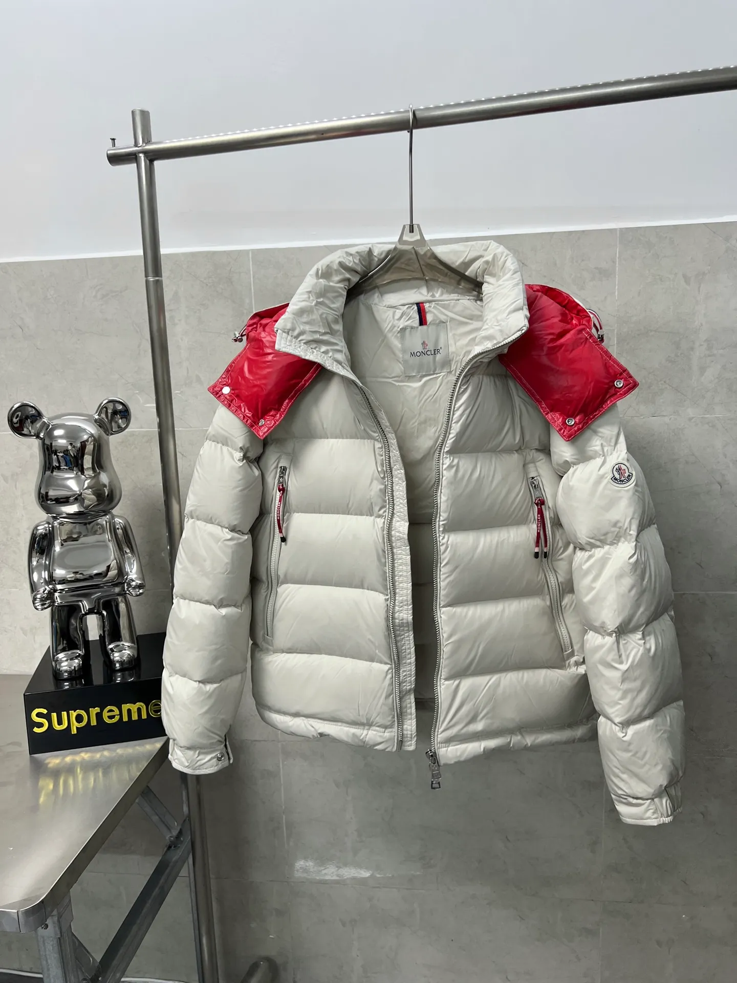 P1120 Moncler Poirier National standard 90 white duck down filling Poirier down draws inspiration from skiing in the 1960s and is stylish. Made of tight nylon fabric with excellent breathability and functionality, the hooded design is an example of Moncler's research into fabrics. The berry-colored details on the brim and zipper give the whole thing a refreshing touch. Same style for men and women. Color: black, off-white, size: 12345