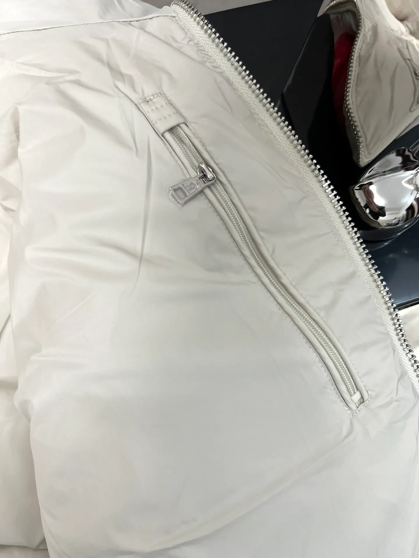 P1120 Moncler Poirier National standard 90 white duck down filling Poirier down draws inspiration from skiing in the 1960s and is stylish. Made of tight nylon fabric with excellent breathability and functionality, the hooded design is an example of Moncler's research into fabrics. The berry-colored details on the brim and zipper give the whole thing a refreshing touch. Same style for men and women. Color: black, off-white, size: 12345