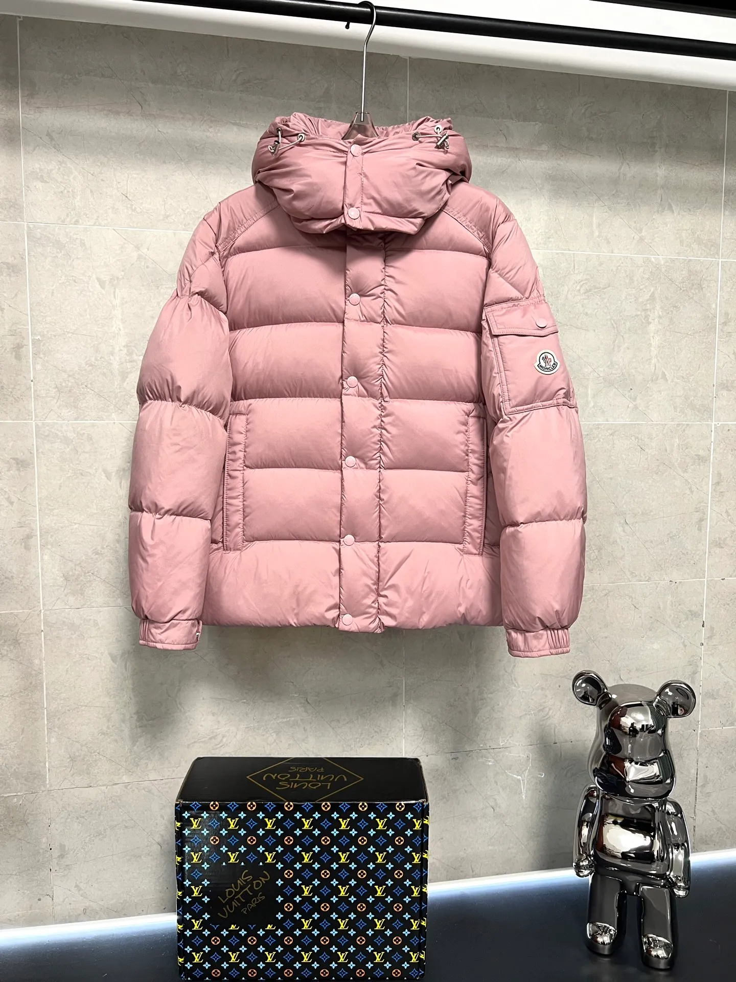 P800 Moncler matte Maya short down jacket. This short parka down jacket is made of longueSaion fabric. The garment is full of functional details to ensure warmth and care. Features removable hood, zip pockets, adjustable cuffs, and snap-zip flap fly. Logo embellished sleeves. It adds a unique touch to the overall shape and significantly improves the protective performance. Color: Black White Pink Pearl White Size: 12345