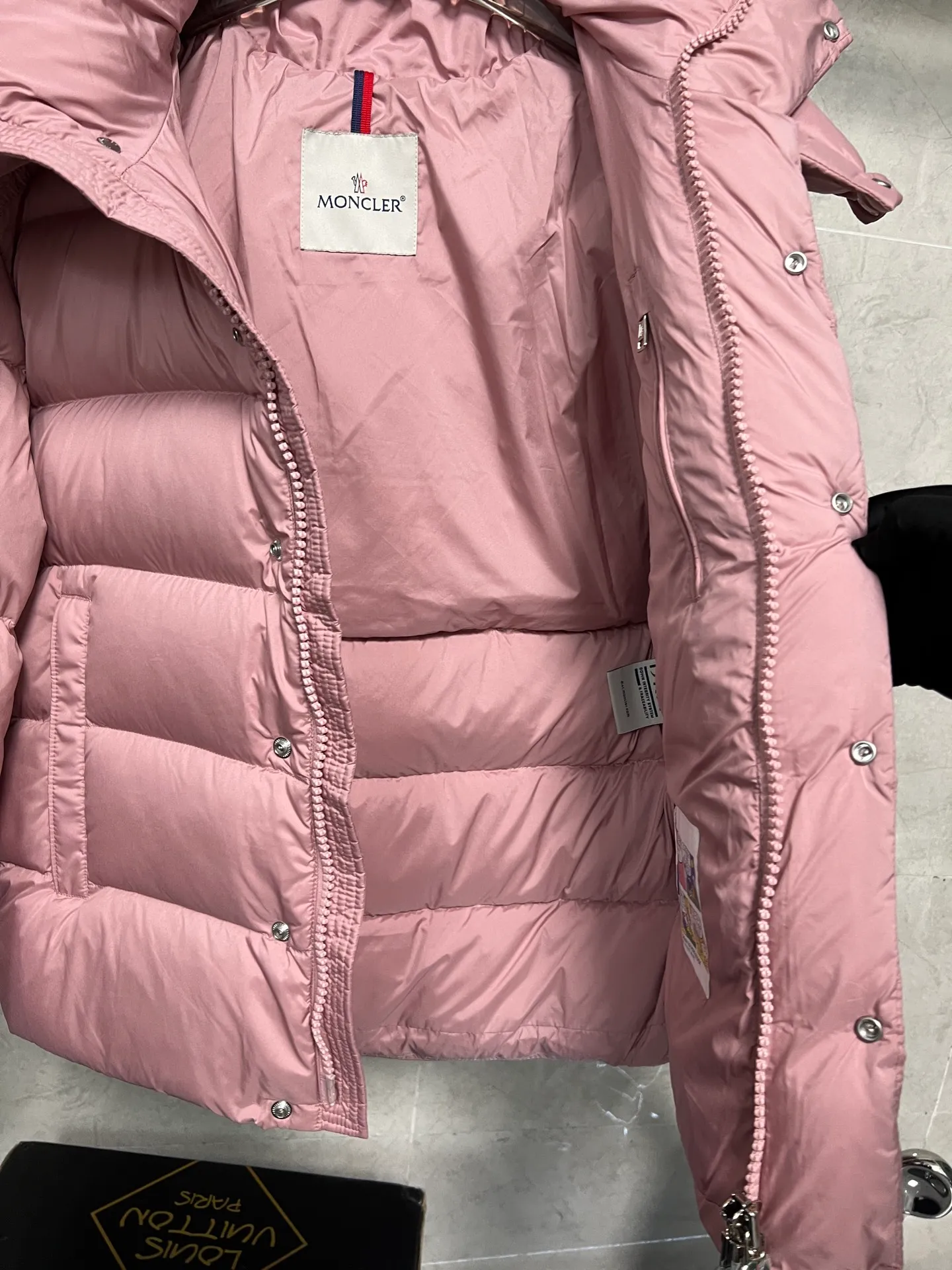 P800 Moncler matte Maya short down jacket. This short parka down jacket is made of longueSaion fabric. The garment is full of functional details to ensure warmth and care. Features removable hood, zip pockets, adjustable cuffs, and snap-zip flap fly. Logo embellished sleeves. It adds a unique touch to the overall shape and significantly improves the protective performance. Color: Black White Pink Pearl White Size: 12345