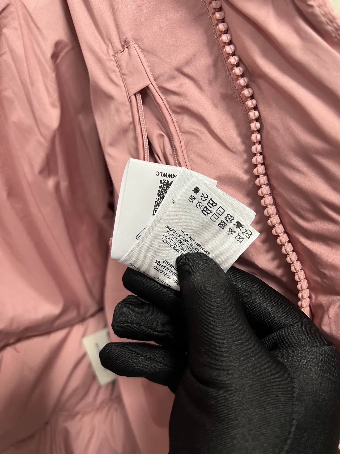 P800 Moncler matte Maya short down jacket. This short parka down jacket is made of longueSaion fabric. The garment is full of functional details to ensure warmth and care. Features removable hood, zip pockets, adjustable cuffs, and snap-zip flap fly. Logo embellished sleeves. It adds a unique touch to the overall shape and significantly improves the protective performance. Color: Black White Pink Pearl White Size: 12345