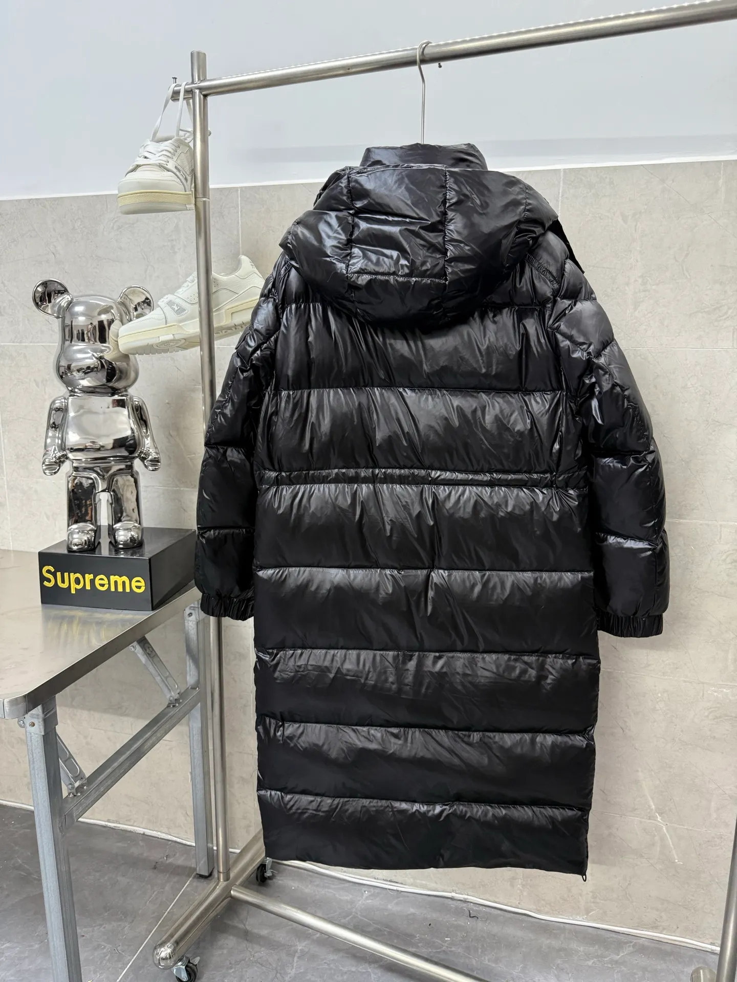 P920 Moncler maire Maya winter new women's long hooded down jacket Cavettaz long down jacket inherits the series and has a neat graphic aesthetic. It has a shape and rectangular quilting and is made of lacquered nylon. It is thick and has high fluffiness. You will feel surrounded by warmth when you put it on. Even if you wear one underneath in winter, you will not feel cold when wearing it. It is very comfortable to wear and there will be no unnecessary weight-bearing feeling at all. This thickness and this version are the most practical and it is also a good-looking style for everyone. Color: black White Size: 12345