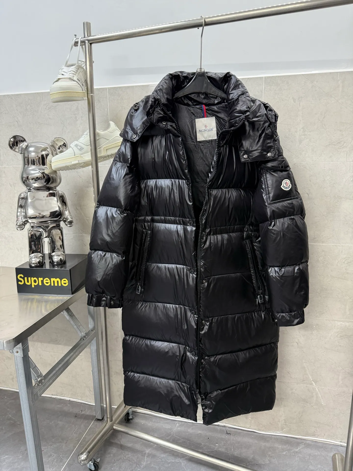 P920 Moncler maire Maya winter new women's long hooded down jacket Cavettaz long down jacket inherits the series and has a neat graphic aesthetic. It has a shape and rectangular quilting and is made of lacquered nylon. It is thick and has high fluffiness. You will feel surrounded by warmth when you put it on. Even if you wear one underneath in winter, you will not feel cold when wearing it. It is very comfortable to wear and there will be no unnecessary weight-bearing feeling at all. This thickness and this version are the most practical and it is also a good-looking style for everyone. Color: black White Size: 12345