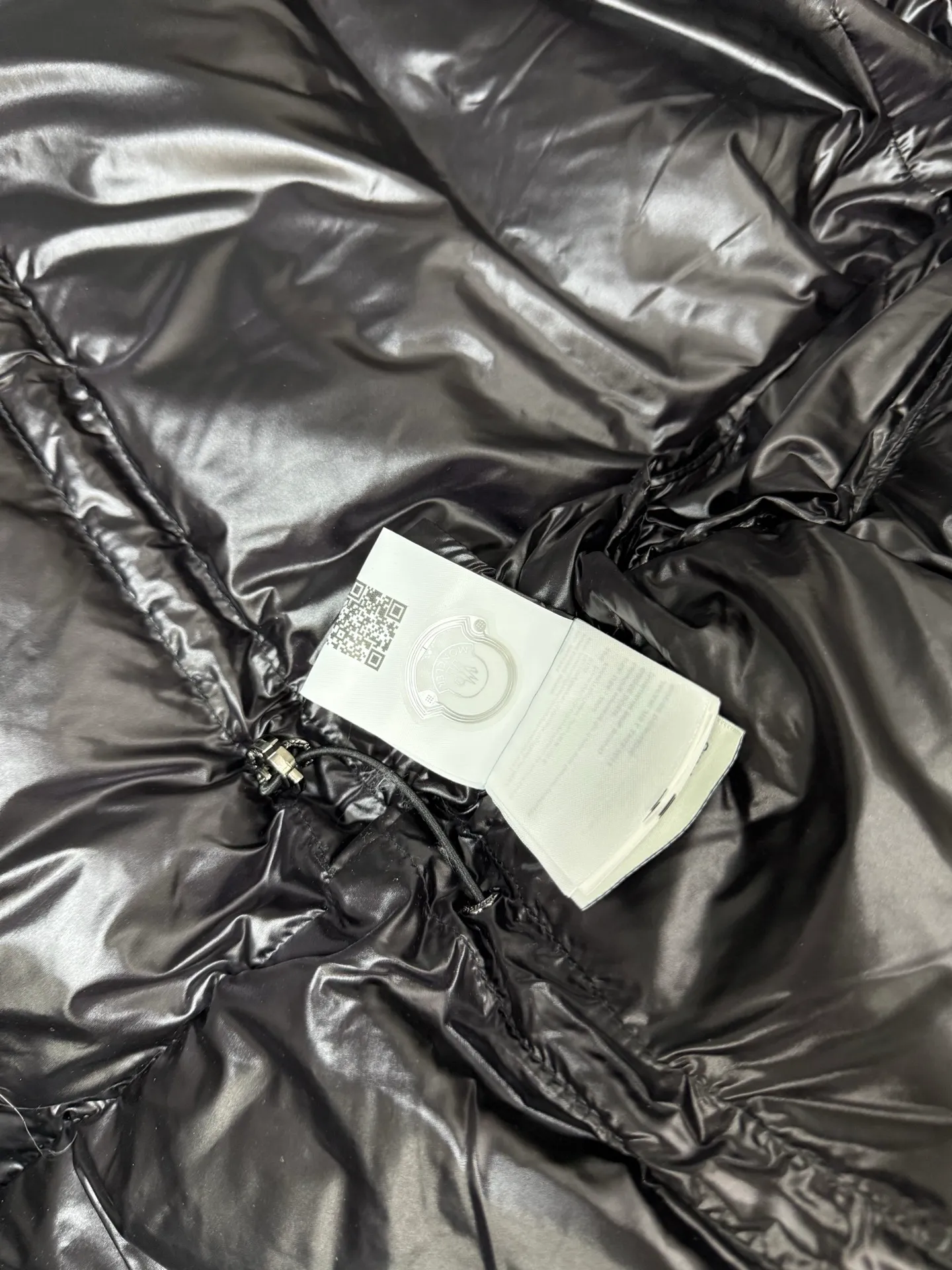 P920 Moncler maire Maya winter new women's long hooded down jacket Cavettaz long down jacket inherits the series and has a neat graphic aesthetic. It has a shape and rectangular quilting and is made of lacquered nylon. It is thick and has high fluffiness. You will feel surrounded by warmth when you put it on. Even if you wear one underneath in winter, you will not feel cold when wearing it. It is very comfortable to wear and there will be no unnecessary weight-bearing feeling at all. This thickness and this version are the most practical and it is also a good-looking style for everyone. Color: black White Size: 12345
