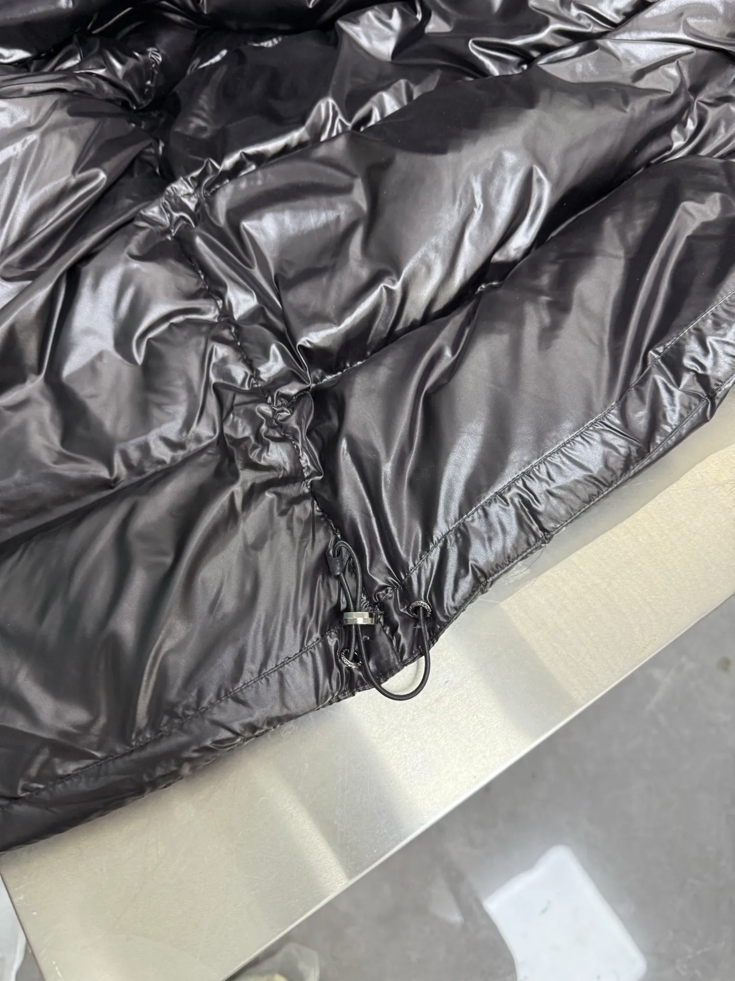 P920 Moncler maire Maya winter new women's long hooded down jacket Cavettaz long down jacket inherits the series and has a neat graphic aesthetic. It has a shape and rectangular quilting and is made of lacquered nylon. It is thick and has high fluffiness. You will feel surrounded by warmth when you put it on. Even if you wear one underneath in winter, you will not feel cold when wearing it. It is very comfortable to wear and there will be no unnecessary weight-bearing feeling at all. This thickness and this version are the most practical and it is also a good-looking style for everyone. Color: black White Size: 12345