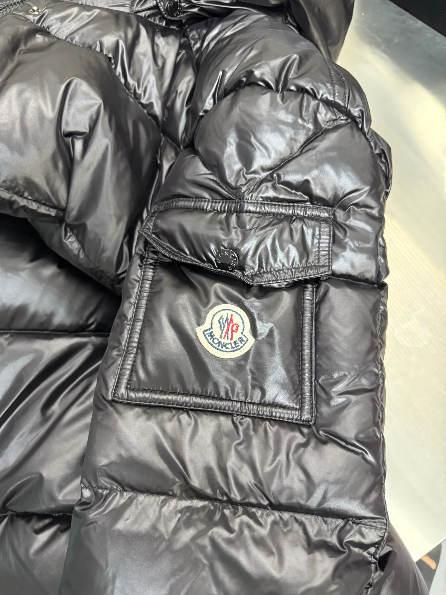 P920 Moncler maire Maya winter new women's long hooded down jacket Cavettaz long down jacket inherits the series and has a neat graphic aesthetic. It has a shape and rectangular quilting and is made of lacquered nylon. It is thick and has high fluffiness. You will feel surrounded by warmth when you put it on. Even if you wear one underneath in winter, you will not feel cold when wearing it. It is very comfortable to wear and there will be no unnecessary weight-bearing feeling at all. This thickness and this version are the most practical and it is also a good-looking style for everyone. Color: black White Size: 12345
