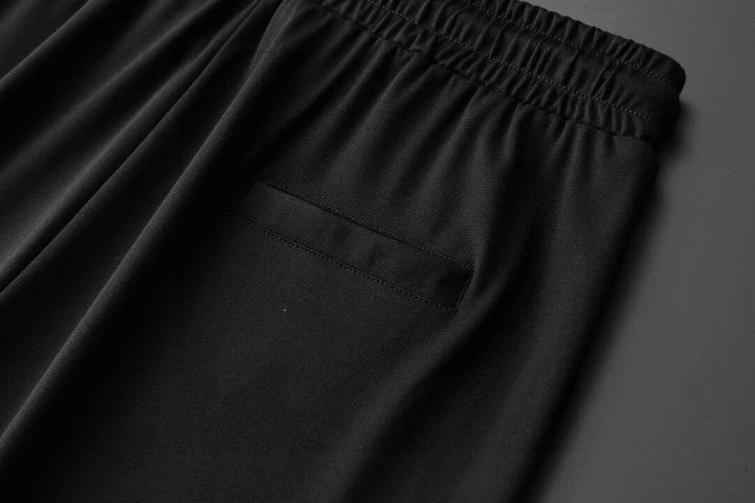 P290 Brand [MONCLER] 2025 new men’s short-sleeved shorts suit! Synchronous sales on the official website! High-end version on the market! It feels delicate and soft! Make you more comfortable to wear! The draped silhouette is awesome! Size: M-5XL (please state your height and weight when placing an order)