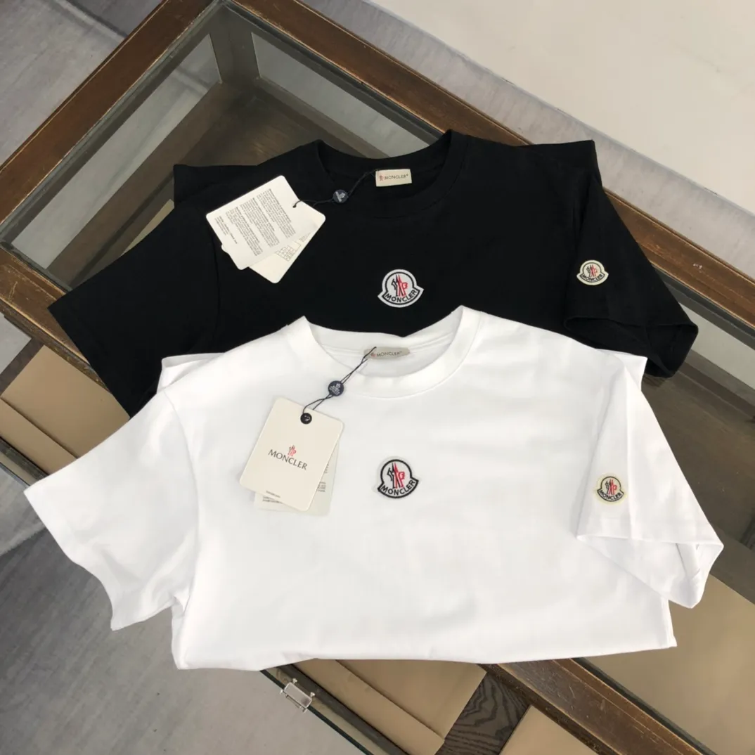 P150 Moncler/Moncler's new summer minimalist short-sleeved T-shirt. This T-shirt is the crystallization of Moncler's pure personality and functionality. It is specially designed to create a casual look. It is suitable for matching with various clothing. It is made of custom-woven high-density pure cotton fabric! Black White S-XL (larger version)